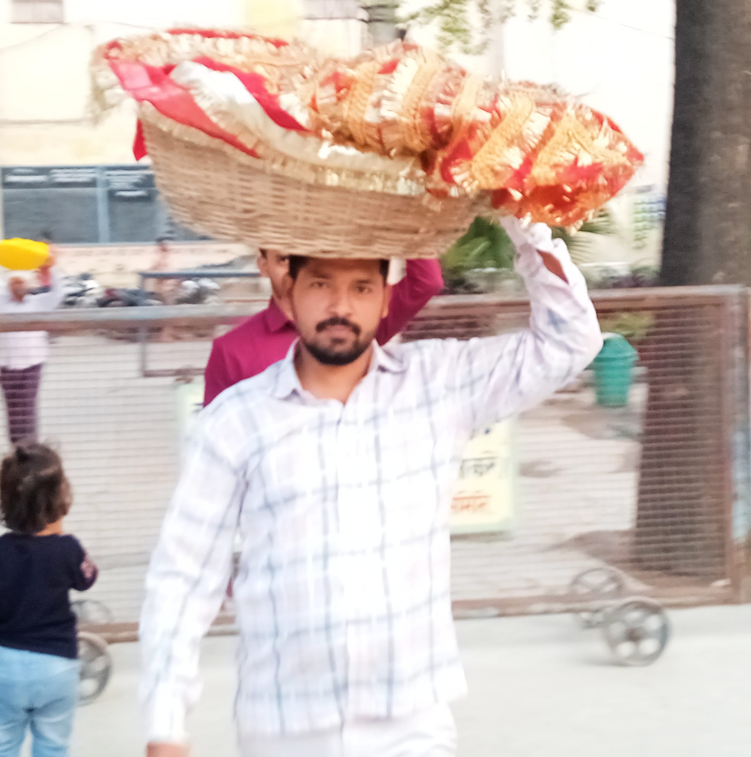 शामली के हनुमान धाम पर छठ पूजा के लिए डलिया लेकर जाता युवक। शामली के हनुमान धाम पर छठ पूजा के लिए डलिया लेकर जाता युवक।