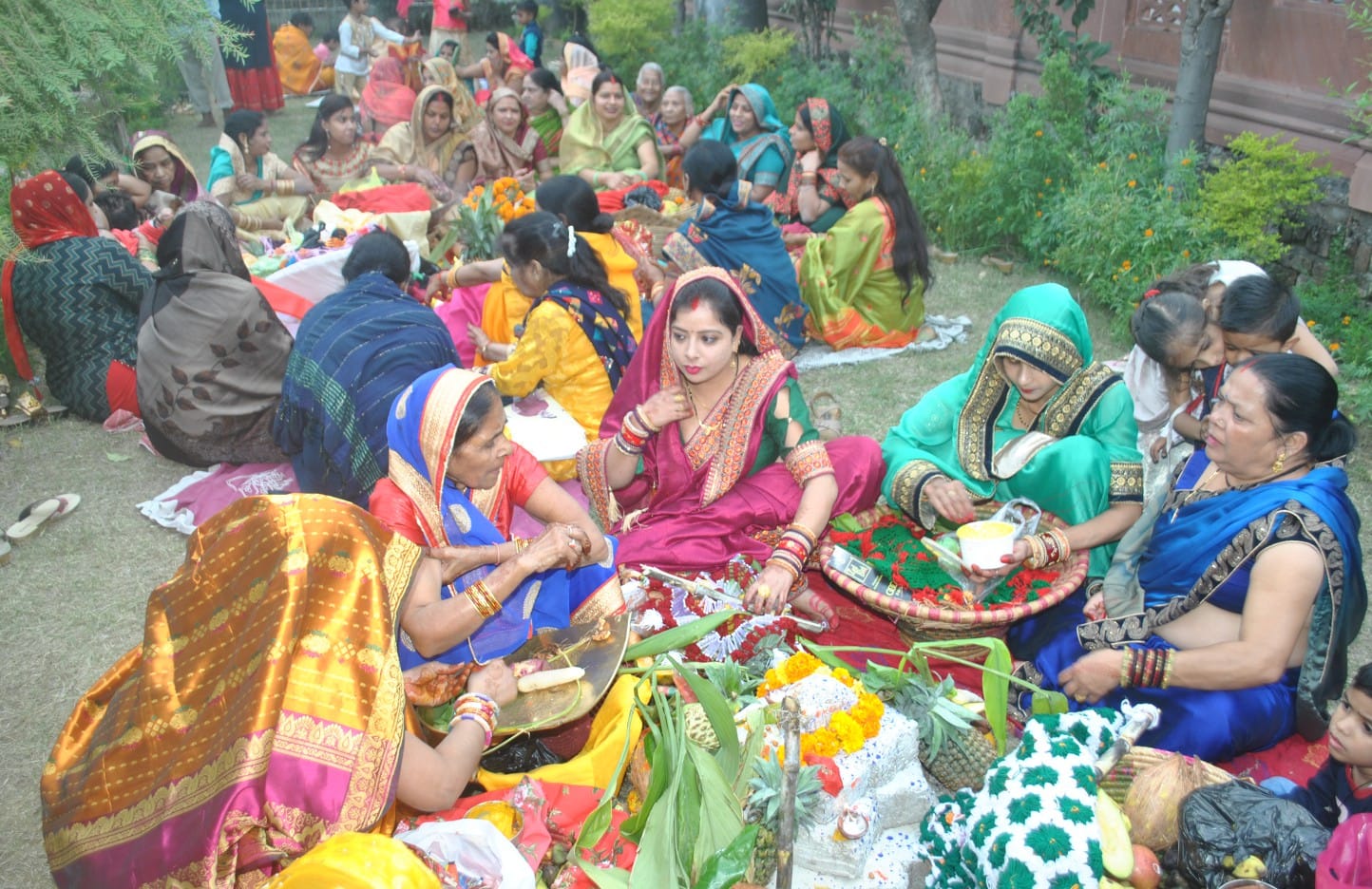 शामली के हनुमान धाम पर छठ पूजा के दौरान पूजन करती महिलाएं। शामली के हनुमान धाम पर छठ पूजा के दौरान पूजन करती महिलाएं।