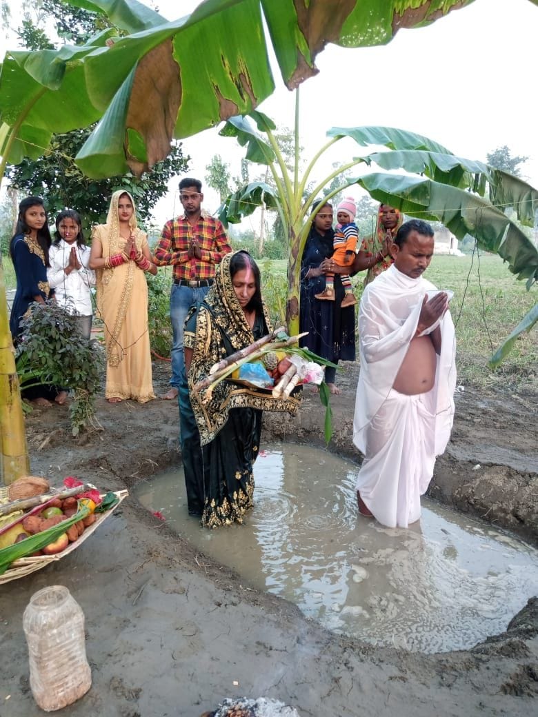फोटो केलाखेड़ा में छठ पूजन करतीं महिलाएं। फोटो केलाखेड़ा में छठ पूजन करतीं महिलाएं।