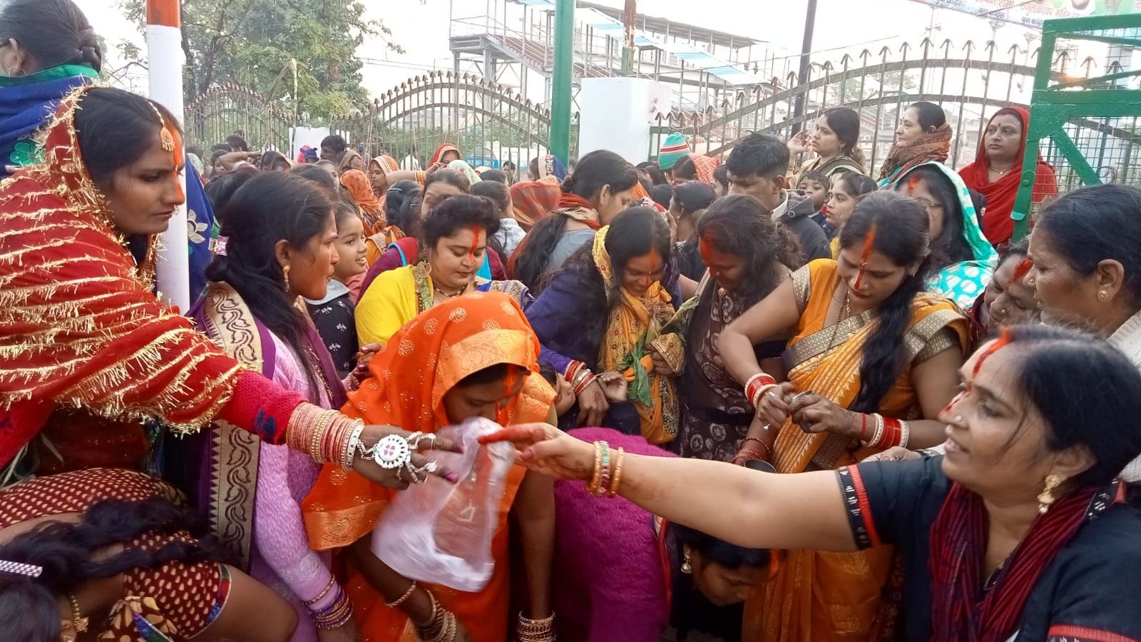 खटीमा के संजय रेलवे पार्क छठ घाट पर प्रसाद वितरण करती महिलाएं। खटीमा के संजय रेलवे पार्क छठ घाट पर प्रसाद वितरण करती महिलाएं।