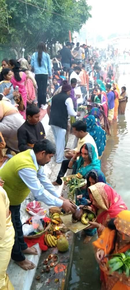 खटीमा के संजय रेलवे पार्क छठ घाट पर उगते सूर्य को अर्घ्य देती पूर्वांचल समाज की महिलाएं। खटीमा के संजय रेलवे पार्क छठ घाट पर उगते सूर्य को अर्घ्य देती पूर्वांचल समाज की महिलाएं।