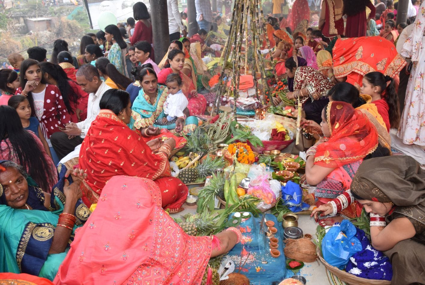 रुद्रपुर के छठ पूजा घाट पर सामूहिक रूप से छठ पूजा करतीं महिलाएं।