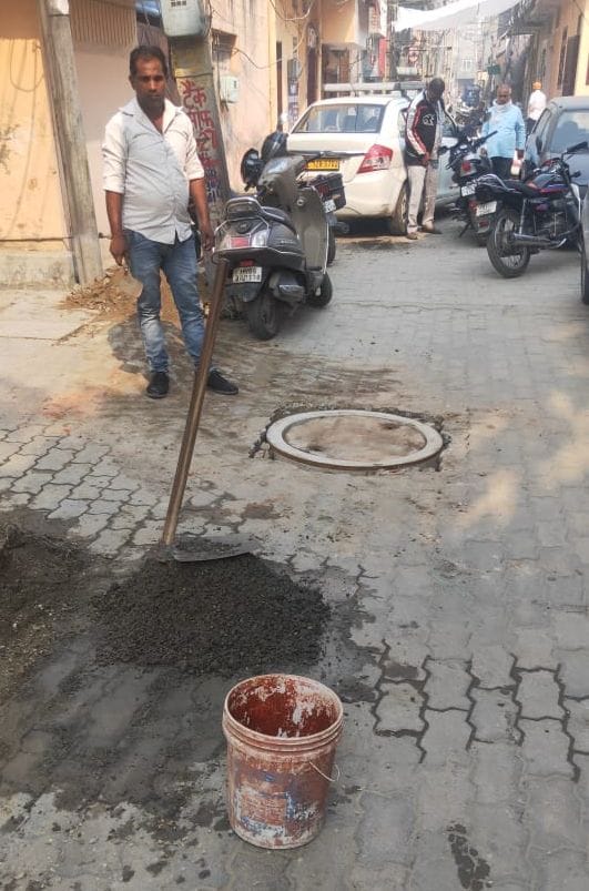 पानीपत। सीवर लाइन के ढक्कन को दो फुट ऊपर उठाया गया। पानीपत। सीवर लाइन के ढक्कन को दो फुट ऊपर उठाया गया।