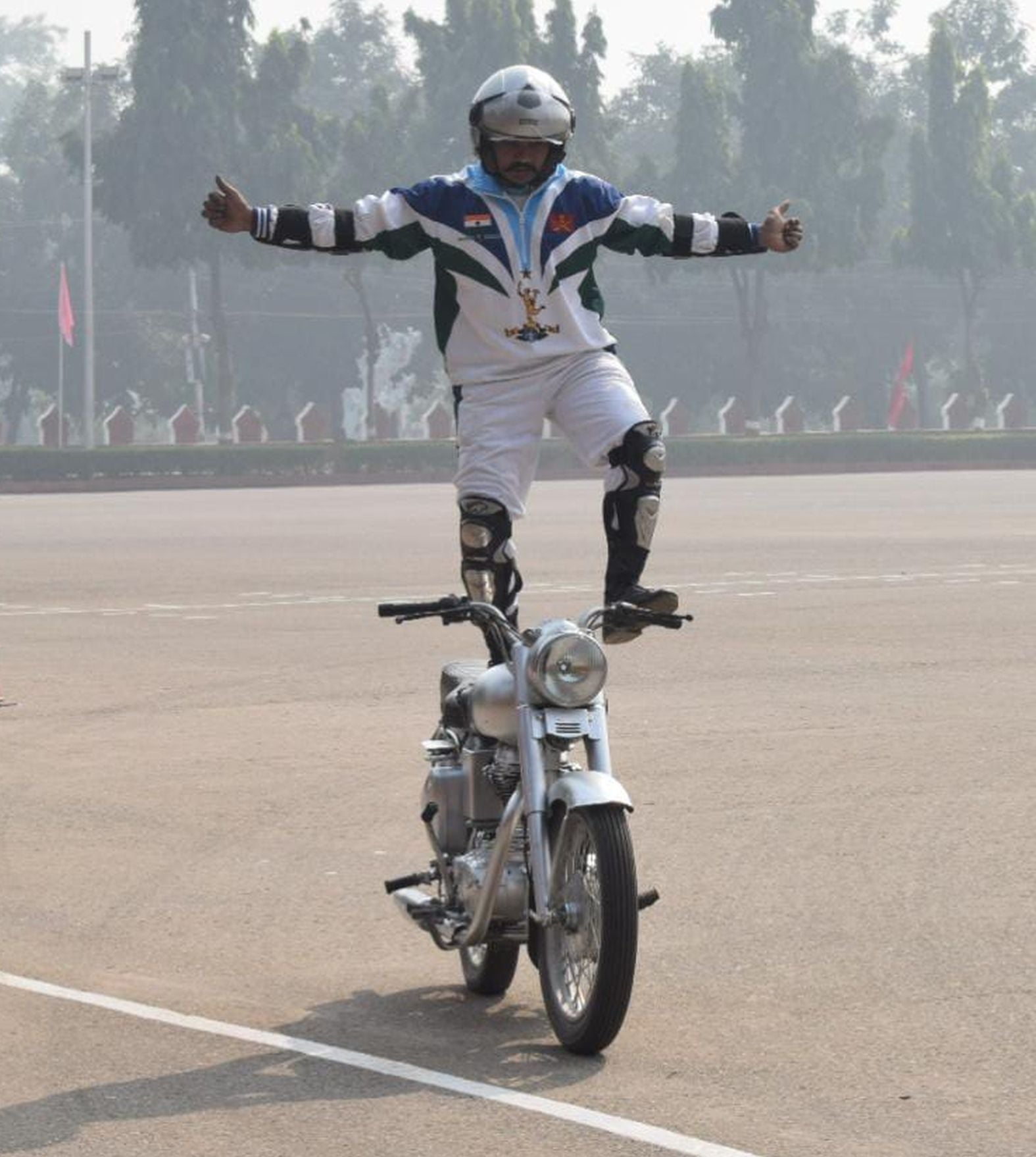 फतेहगढ़ स्थित सिखलाईट रेजिमेंट में पुनर्मिलन कार्यक्रम के दौरान करतब दिखाता सैनिक। संवाद फतेहगढ़ स्थित सिखलाईट रेजिमेंट में पुनर्मिलन कार्यक्रम के दौरान करतब दिखाता सैनिक। संवाद