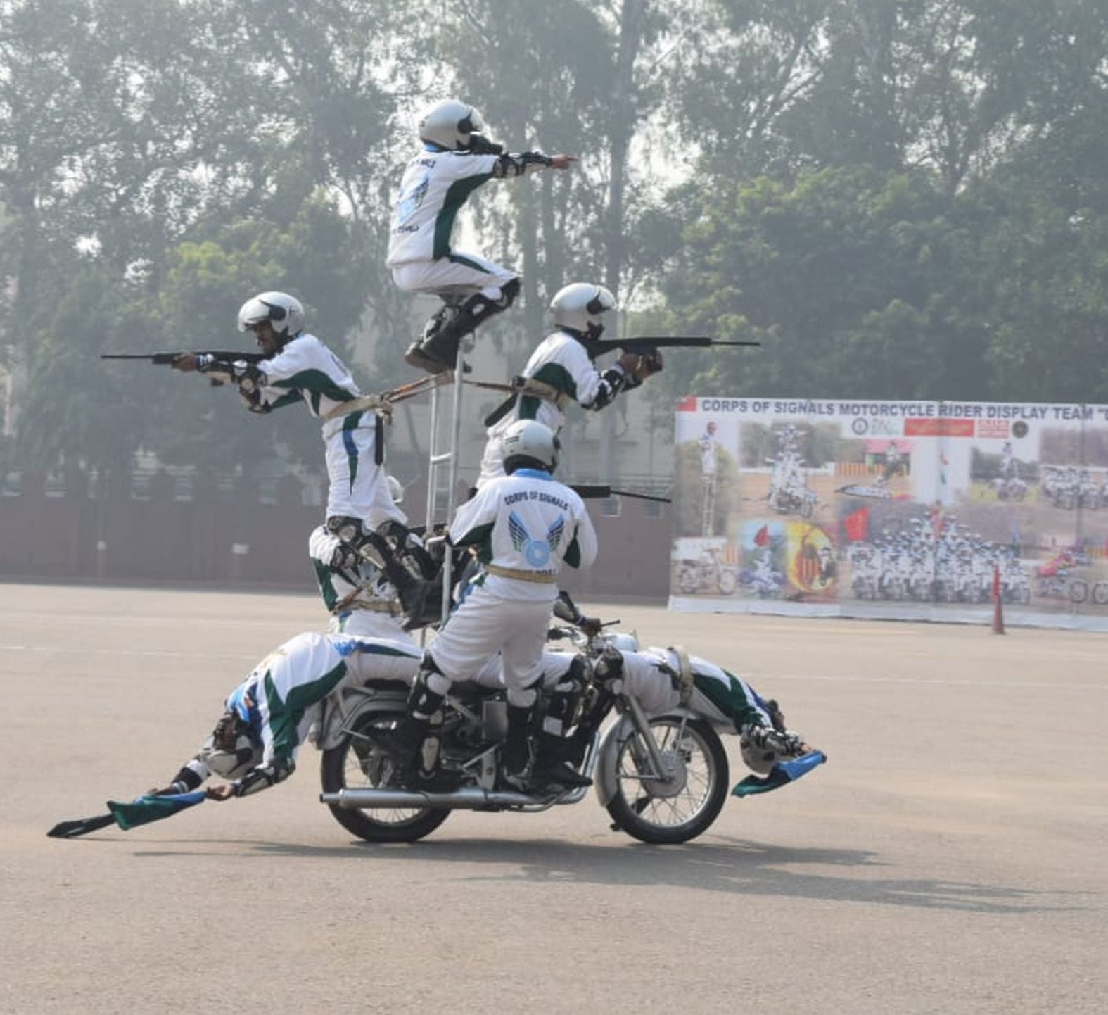 फतेहगढ़ स्थित सिखलाईट रेजिमेंट में पुनर्मिलन कार्यक्रम के दौरान बाइक पर करतब दिखाते सैनिक। संव? फतेहगढ़ स्थित सिखलाईट रेजिमेंट में पुनर्मिलन कार्यक्रम के दौरान बाइक पर करतब दिखाते सैनिक। संव?