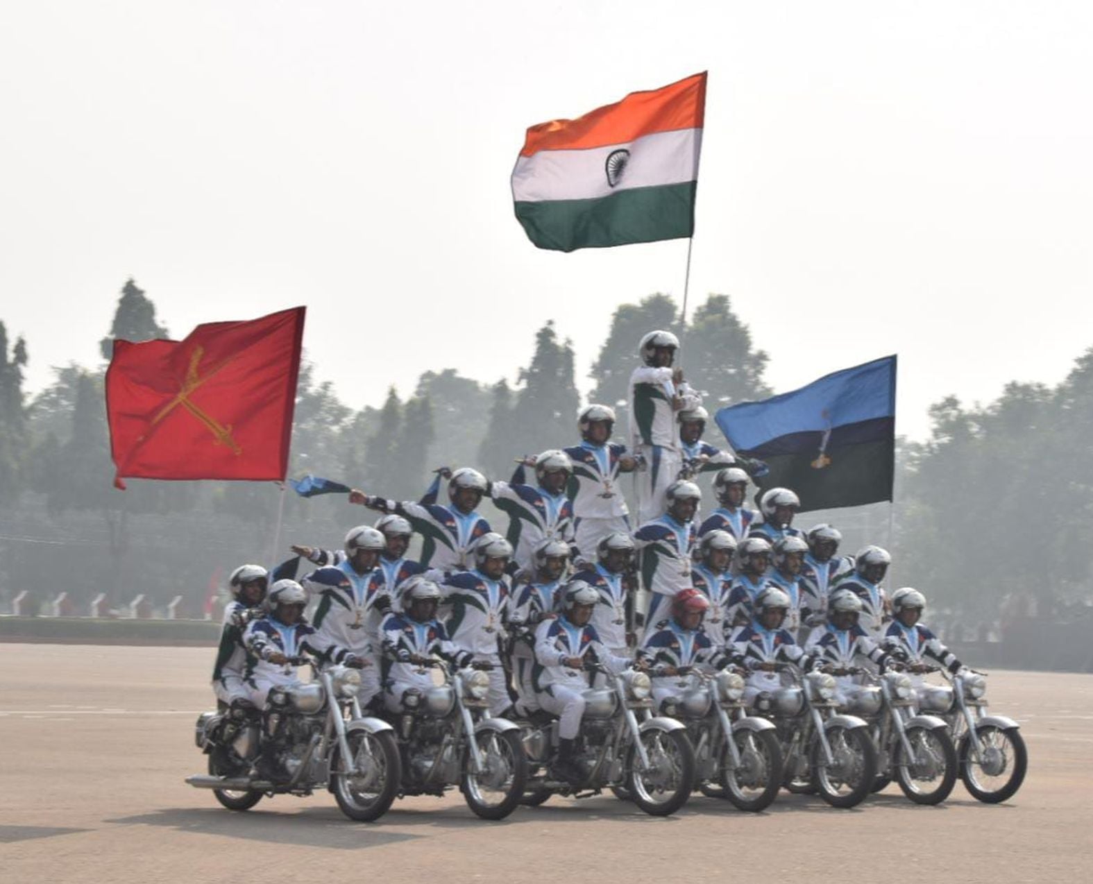 फतेहगढ़ स्थित सिखलाईट रेजिमेंट में पुनर्मिलन कार्यक्रम के दौरान बाइकों पर करतब दिखाते सैनिक। स? फतेहगढ़ स्थित सिखलाईट रेजिमेंट में पुनर्मिलन कार्यक्रम के दौरान बाइकों पर करतब दिखाते सैनिक। स?