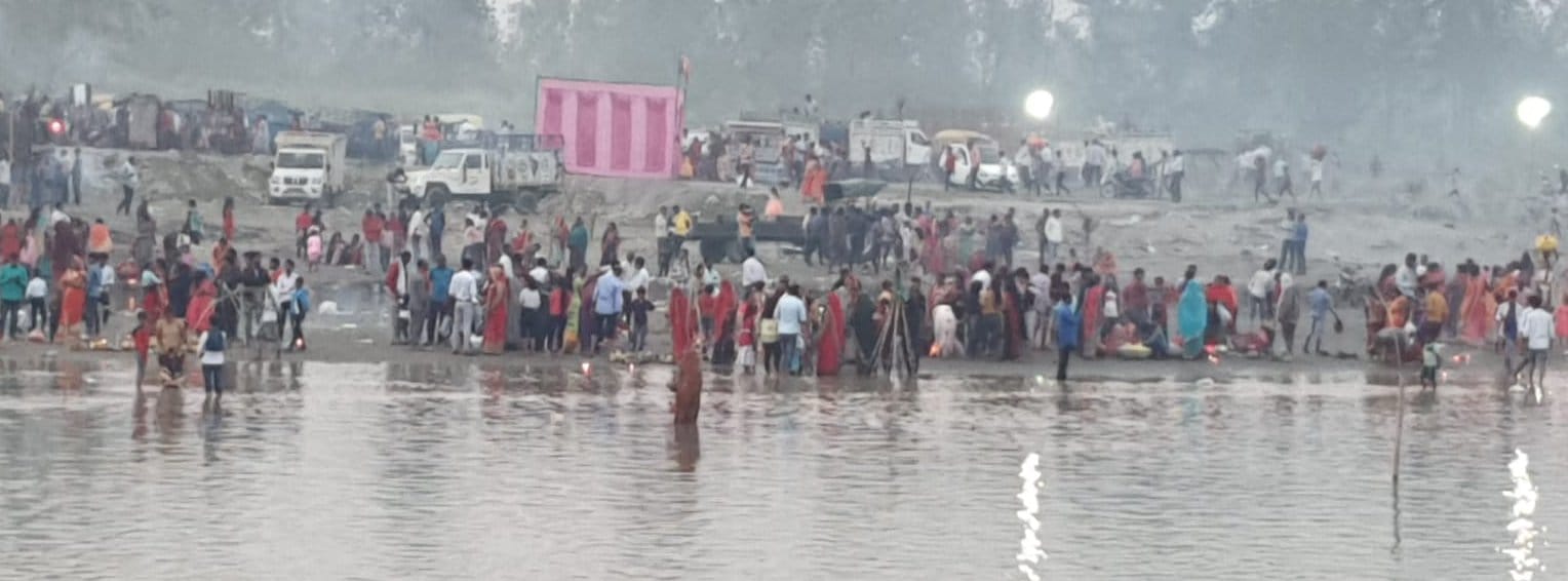 छठ पूजा पर कैराना में यमुना नदी पर श्रद्धालुओं की भीड़ छठ पूजा पर कैराना में यमुना नदी पर श्रद्धालुओं की भीड़