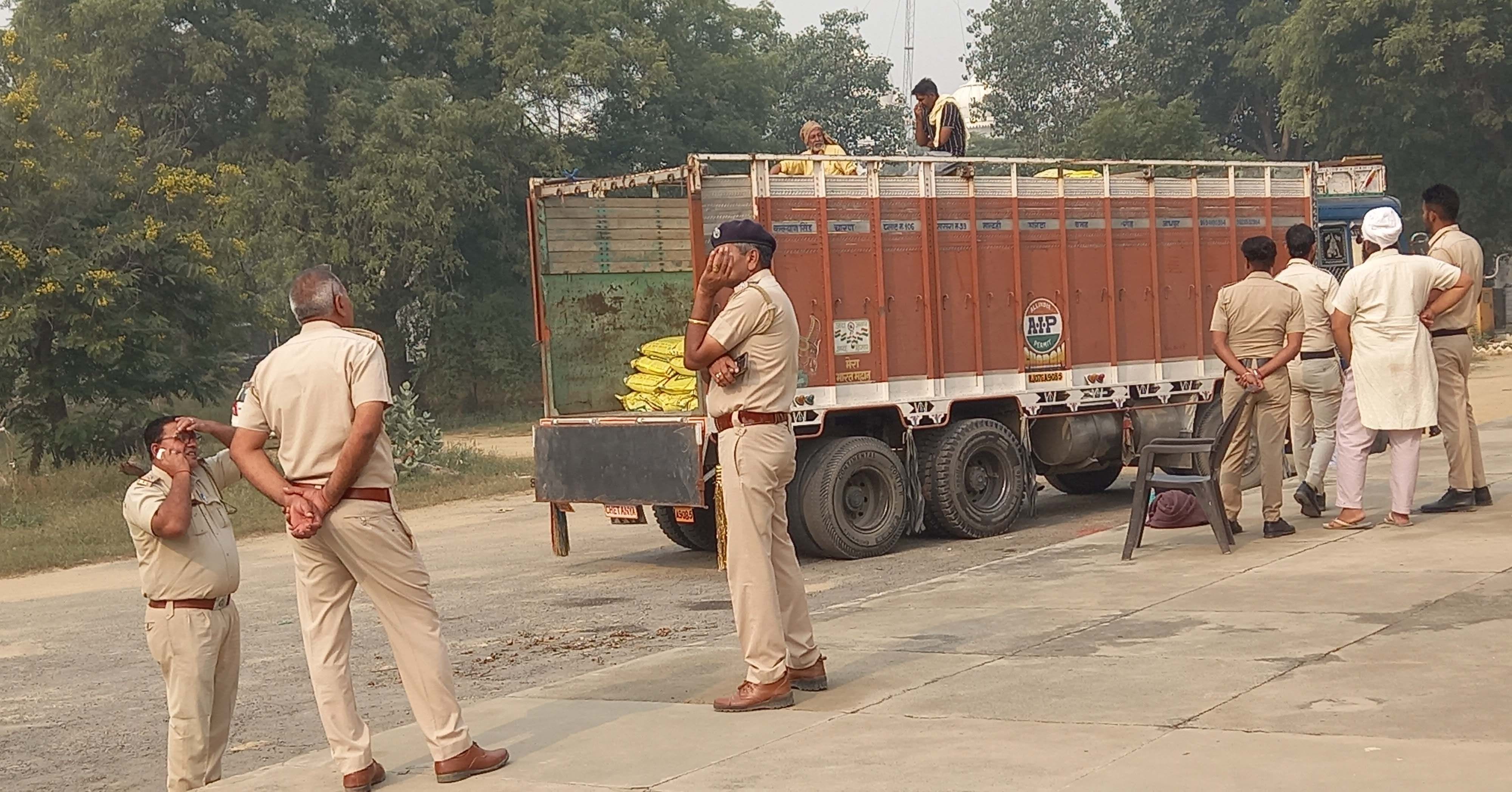 ओढां में डीएपी खाद के वितरण के दौरान तैनात पुलिस बल। 