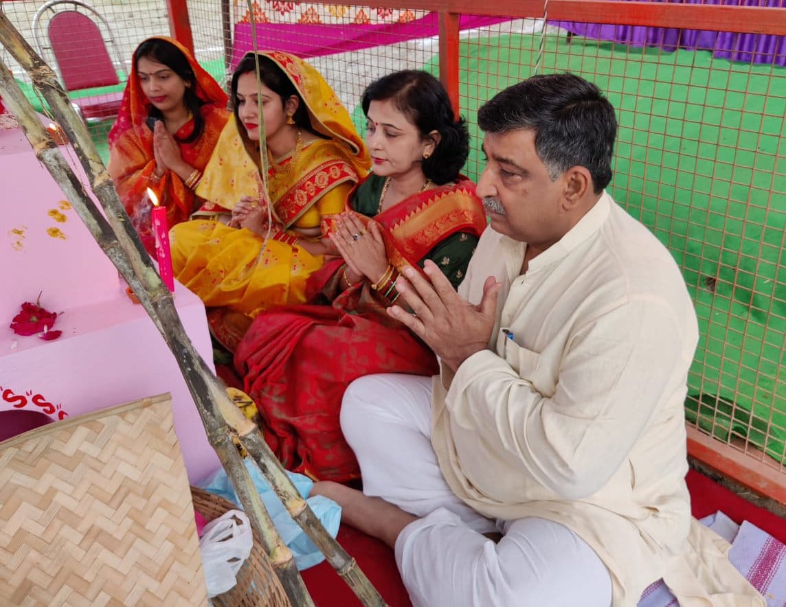 कैराना में यमुना नदी पर परिवार के साथ पूजा करते सीडीओ शम्भूनाथ तिवारी। कैराना में यमुना नदी पर परिवार के साथ पूजा करते सीडीओ शम्भूनाथ तिवारी।