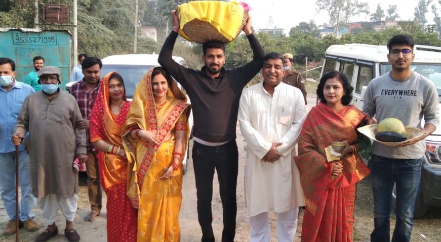 कैराना में यमुना नदी पर छठ पूजा पर पूजन करने परिवार के साथ पहुचे सीडीओ शम्भूनाथ तिवारी कैराना में यमुना नदी पर छठ पूजा पर पूजन करने परिवार के साथ पहुचे सीडीओ शम्भूनाथ तिवारी