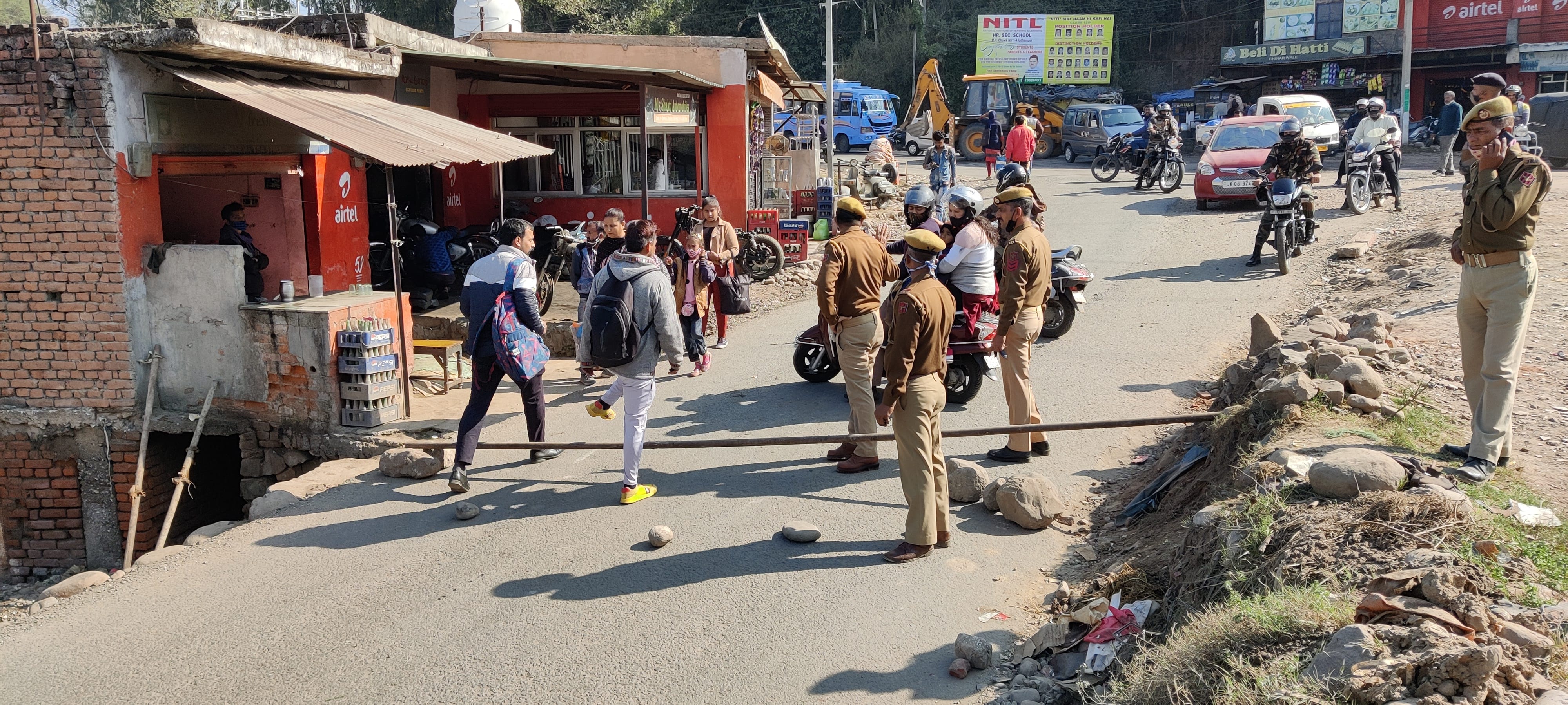 उधमपुर के बिरमा पुल पर वाहनों की आवाजाही को रोकते पुलिसकर्मी उधमपुर के बिरमा पुल पर वाहनों की आवाजाही को रोकते पुलिसकर्मी