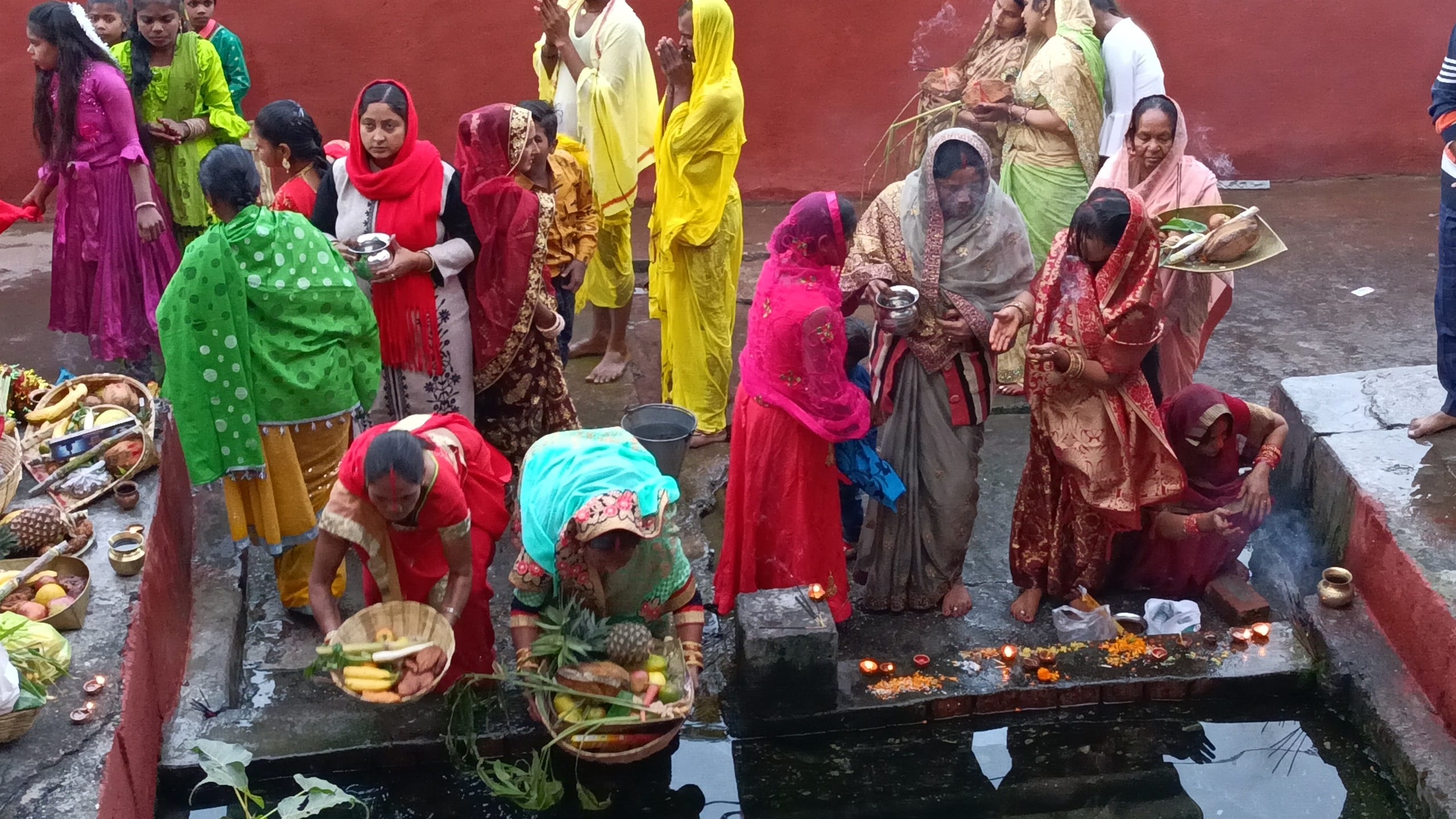 उधमपुर के बिल्लनबावली इलाके में छठ पर्व मनाते बिहार व उत्तर प्रदेश के लोग उधमपुर के बिल्लनबावली इलाके में छठ पर्व मनाते बिहार व उत्तर प्रदेश के लोग