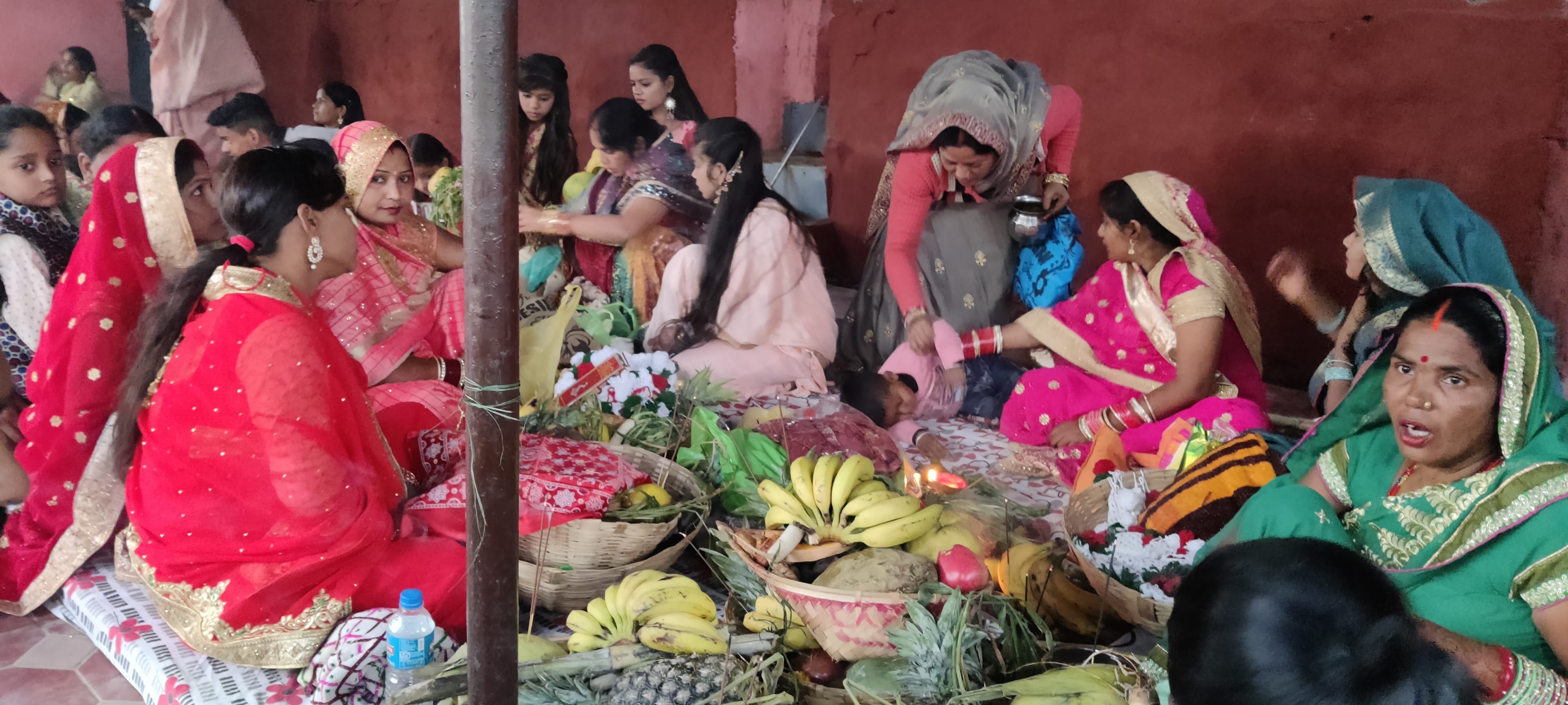 उधमपुर के बिल्लनबावली इलाके में छठ पर्व मनाते बिहार व उत्तर प्रदेश के लोग उधमपुर के बिल्लनबावली इलाके में छठ पर्व मनाते बिहार व उत्तर प्रदेश के लोग
