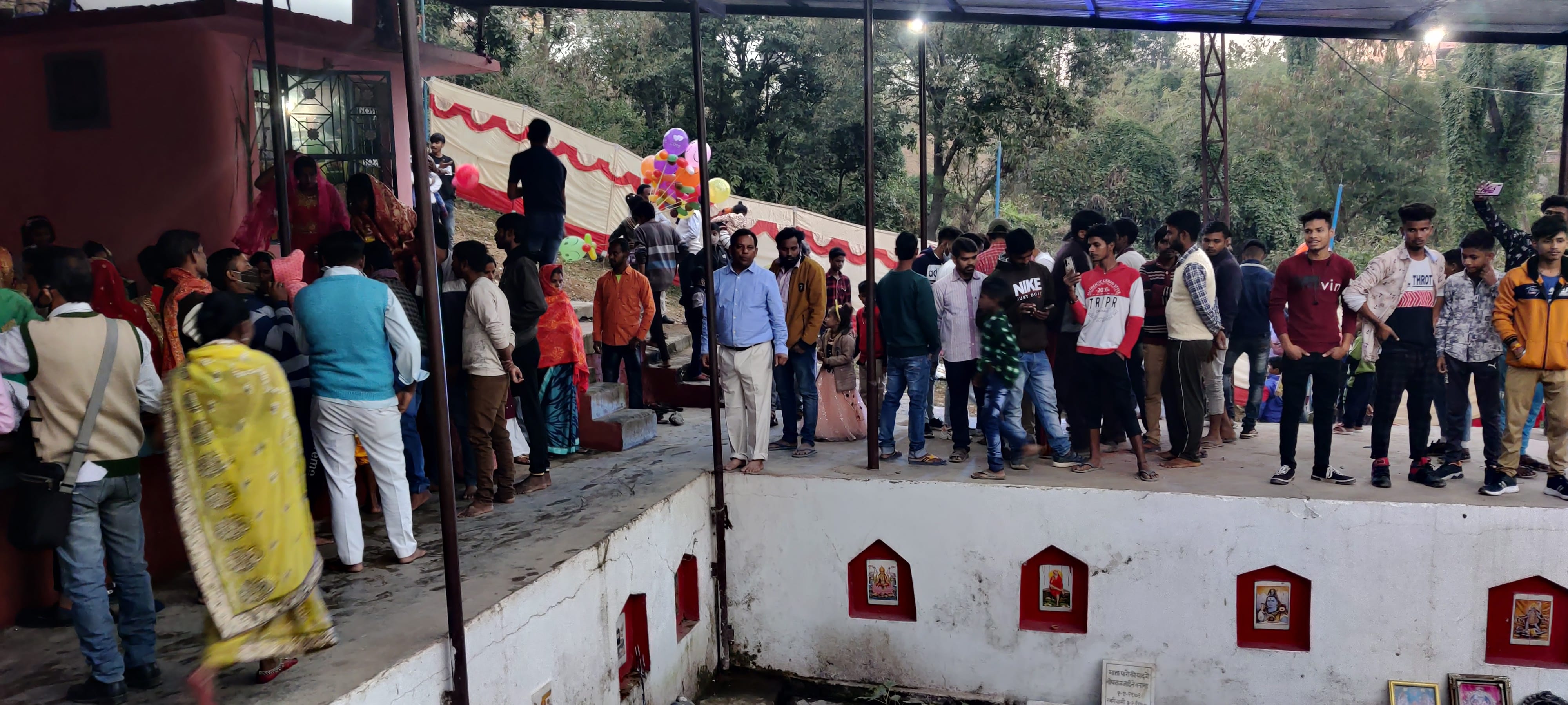 उधमपुर के बिल्लनबावली इलाके में छठ पर्व मनाते बिहार व उत्तर प्रदेश के लोग उधमपुर के बिल्लनबावली इलाके में छठ पर्व मनाते बिहार व उत्तर प्रदेश के लोग