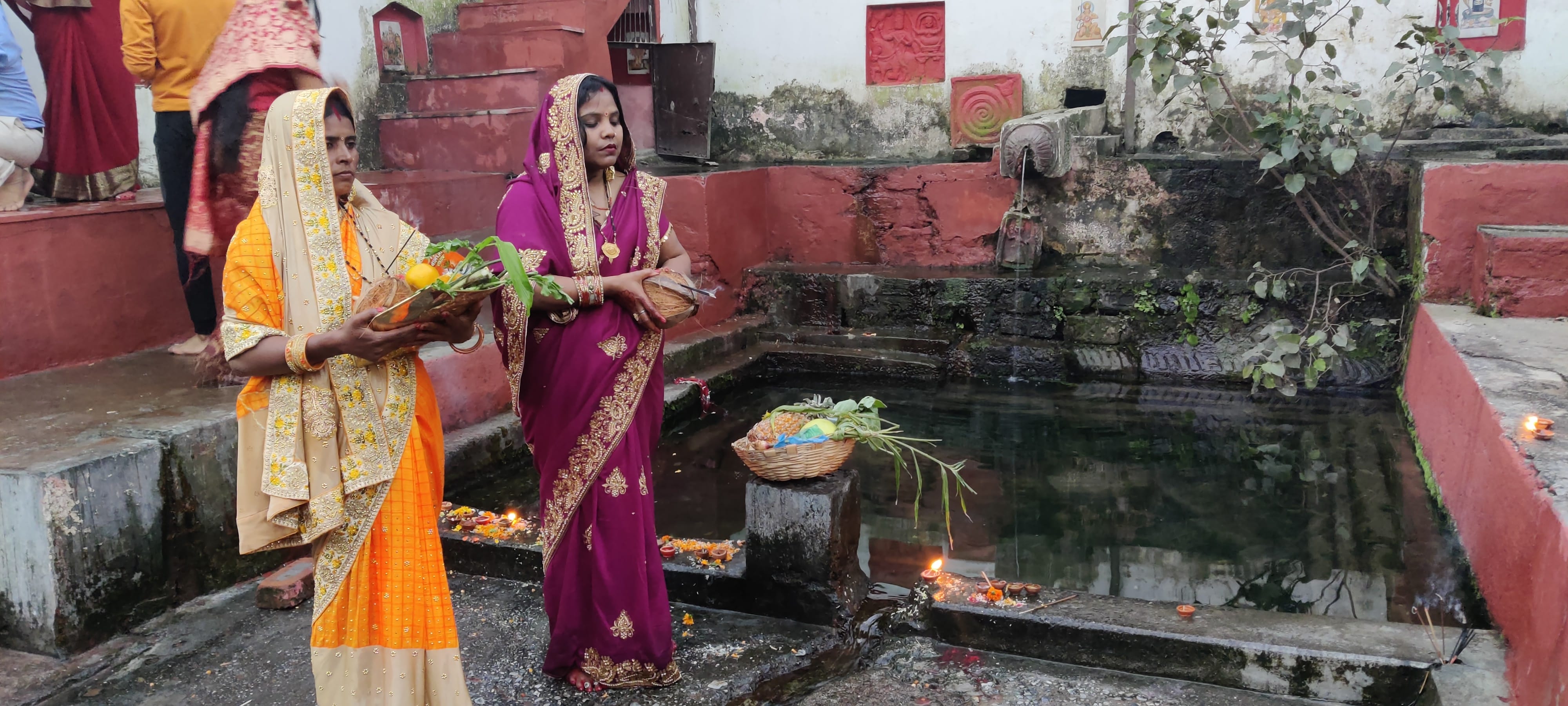 उधमपुर के बिल्लनबावली इलाके में छठ पर्व मनाते बिहार व उत्तर प्रदेश के लोग उधमपुर के बिल्लनबावली इलाके में छठ पर्व मनाते बिहार व उत्तर प्रदेश के लोग