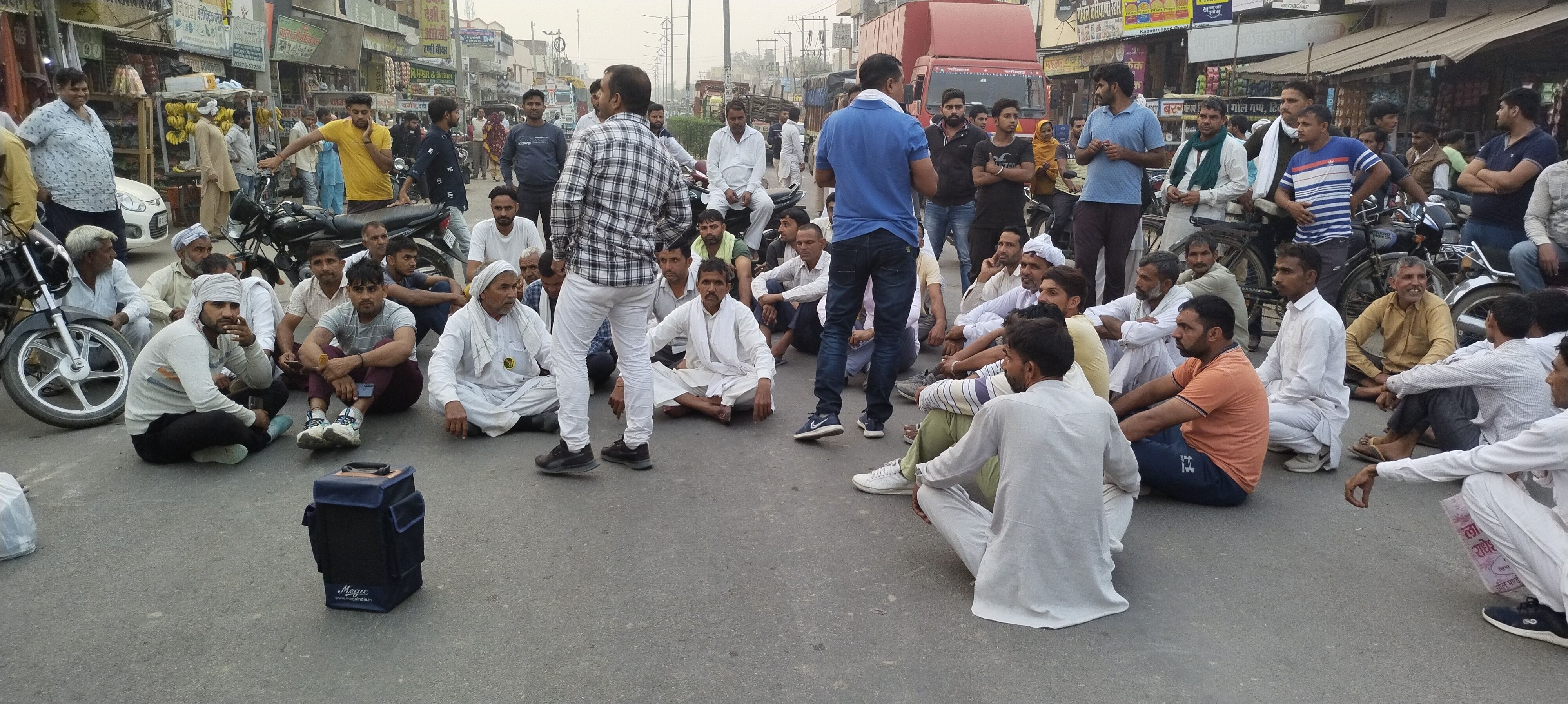उकलाना में डीएपी खाद न मिलने पर सिरसा-चंडीगढ़ रोड पर जाम लगाकर विरोध जताते किसान उकलाना में डीएपी खाद न मिलने पर सिरसा-चंडीगढ़ रोड पर जाम लगाकर विरोध जताते किसान