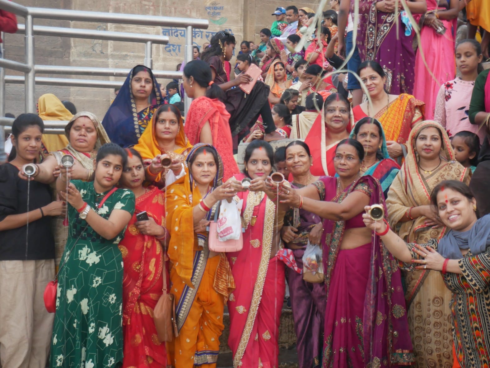 दाऊजी घाट में सूर्य को अर्घ्य देती महिलाएं व बालिकाएं । दाऊजी घाट में सूर्य को अर्घ्य देती महिलाएं व बालिकाएं ।