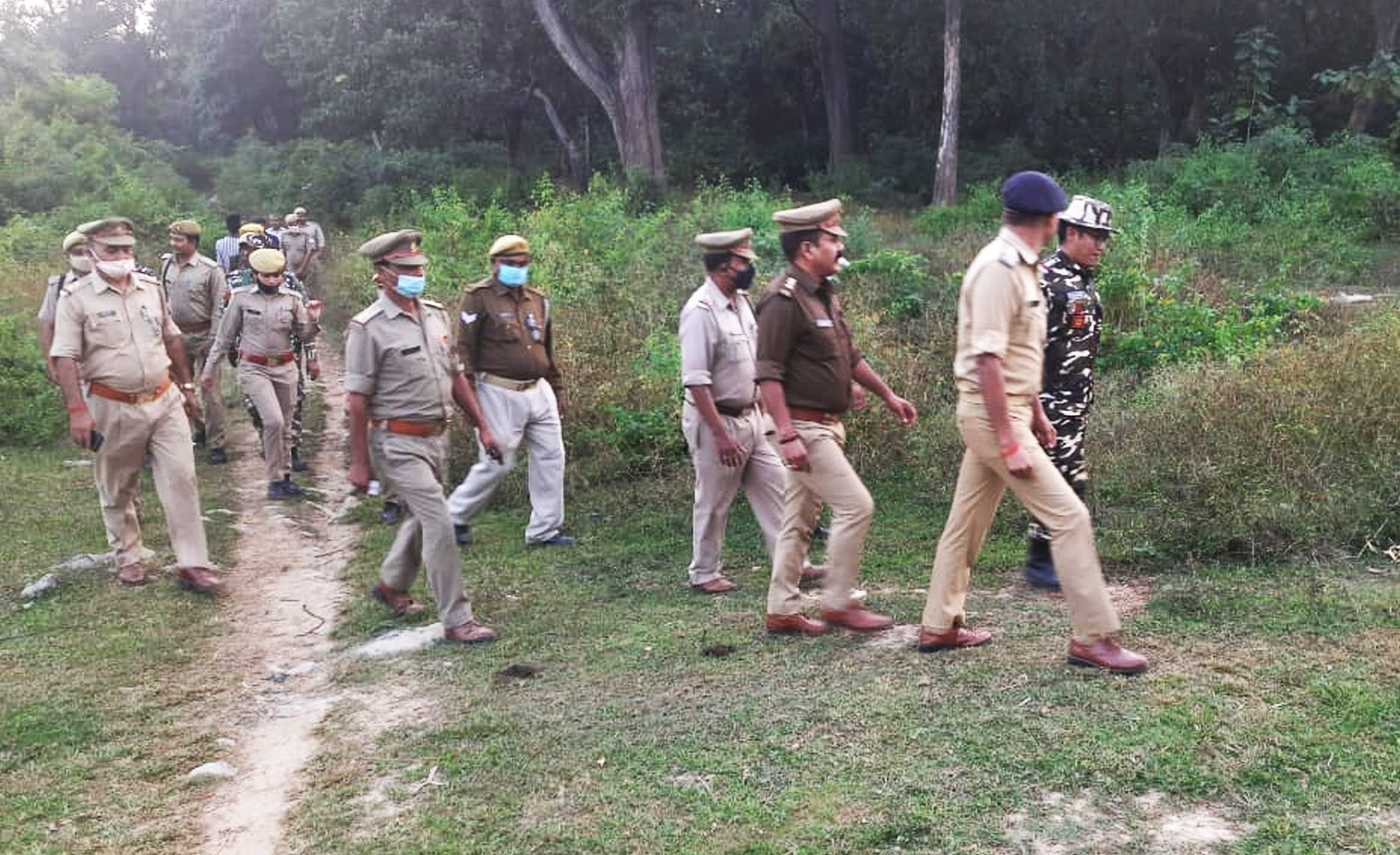 फोटो-3-बलरामपुर में सीमावर्ती क्षेत्रों में गश्त करती एसएसबी की टीम।(संवाद) फोटो-3-बलरामपुर में सीमावर्ती क्षेत्रों में गश्त करती एसएसबी की टीम।(संवाद)