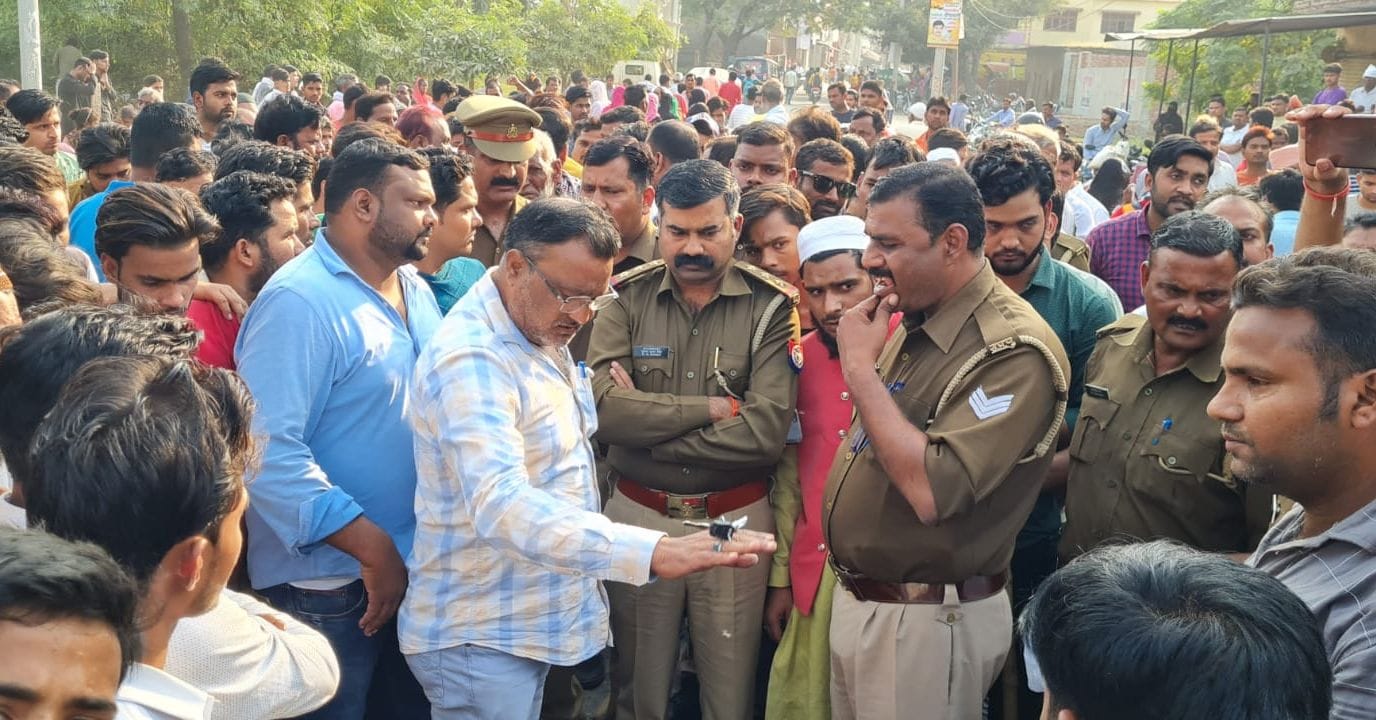 ृटो-35-कछौना में जाम लगाए लोगों को समझाती पुलिस। संवाद