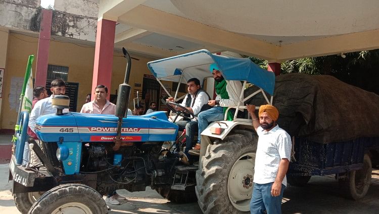 Petani Marah Mencapai Tehsil Dengan Troli Traktor Berisi Padi Karena Kurang Berat