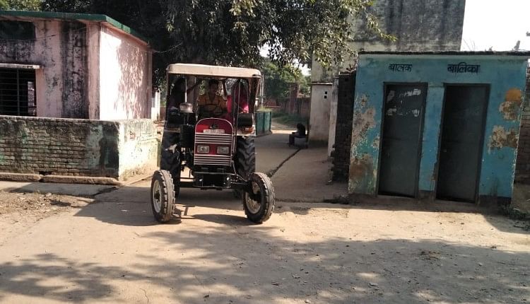 Penduduk Desa Melewati Kendaraan Dari Lingkungan Sekolah