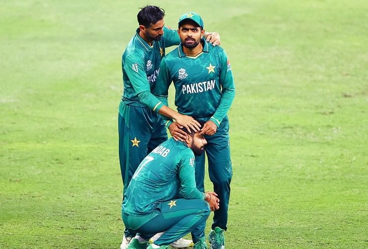 टी-20 विश्व कप: पाकिस्तान की हार पर दुखी कप्तान बाबर आजम और साथी खिलाड़ी