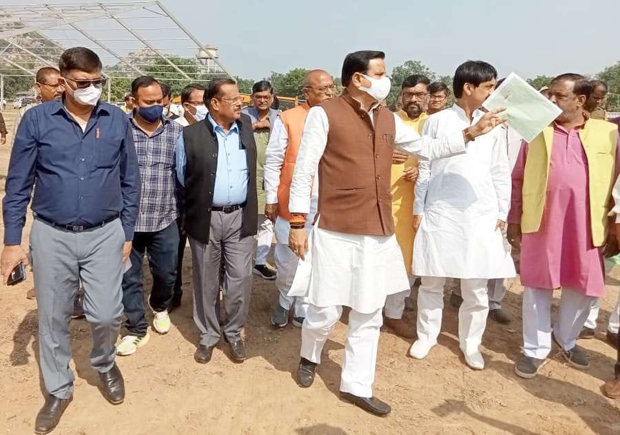 मैदान का निरीक्षण कर अधिकारियों के साथ जायजा लेते मंत्री।
