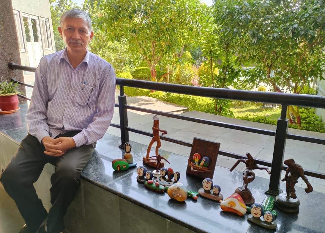 मातबर सिंह द्वारा बनाई गई स्टोन आर्ट पेंटिंग।