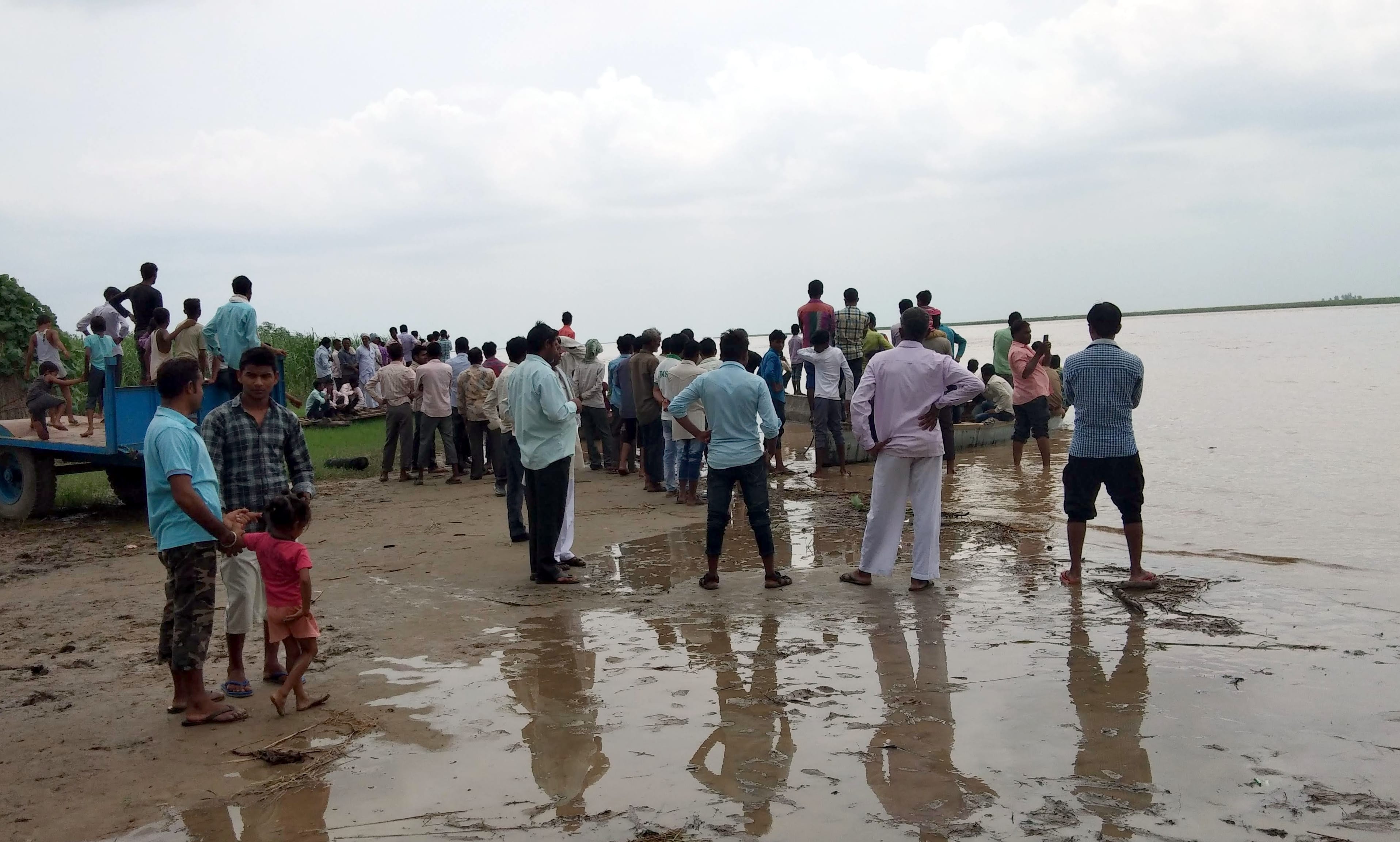 बिजनौर में डेबलगढ़ के सामने 25 अगस्त 2018 को नाव डूबने के बाद मौके पर जमा भीड़। (फाइल फोटो)