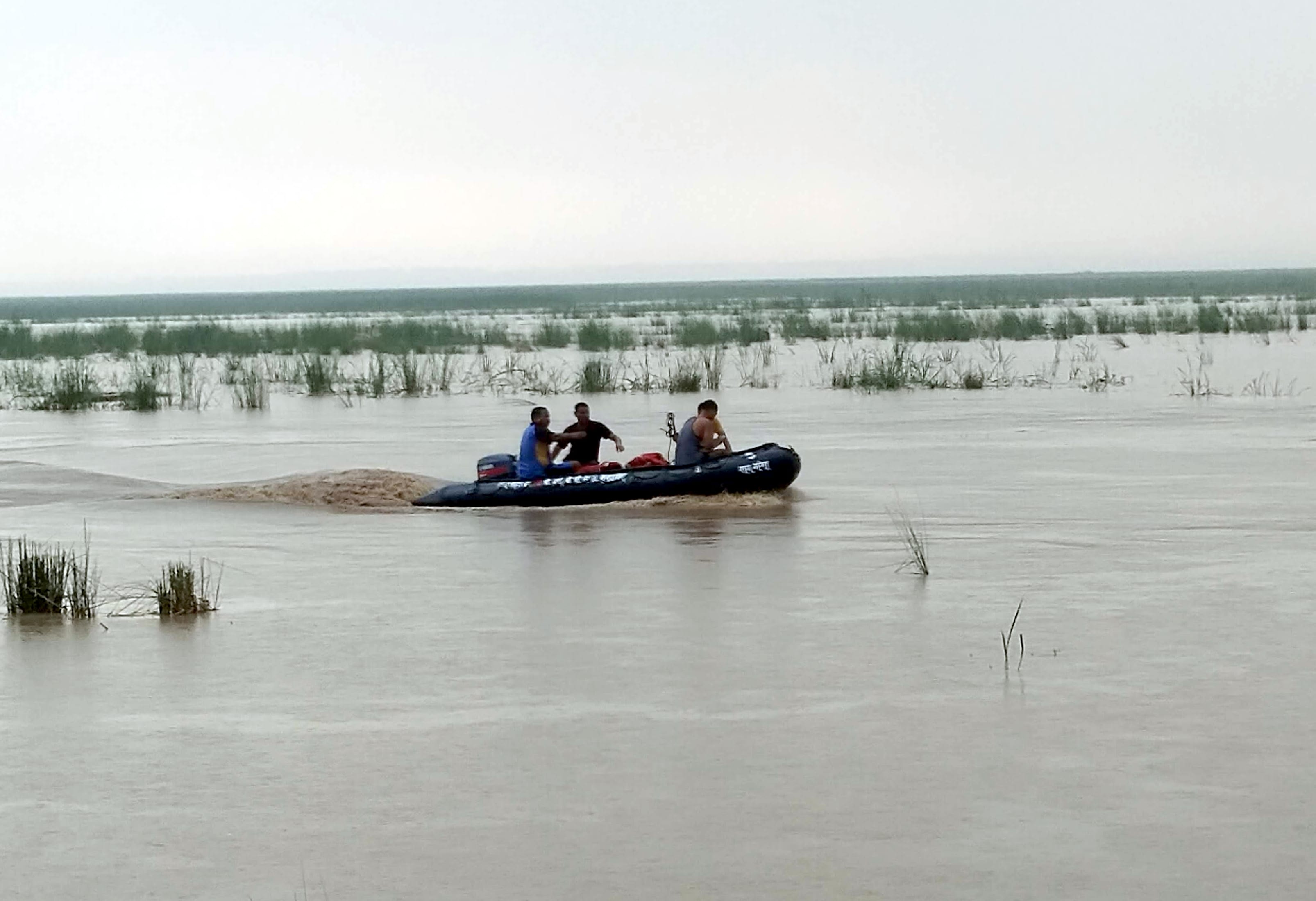 बिजनौर में डेबलगढ़ के सामने 25 अगस्त 2018 को नाव डूबने के बाद लापता लोगों की तलाश करती टीम। (फाइल फोटो)?