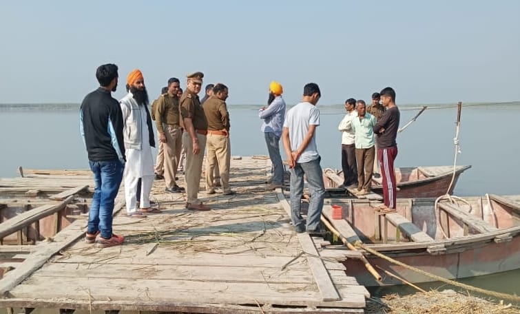 बिजनौर : मंडावर के गांव डेबलगढ़ के सामने नाव डूबने की घटना की बाद मौके पहुंची पुलिस और जमा भीड़।