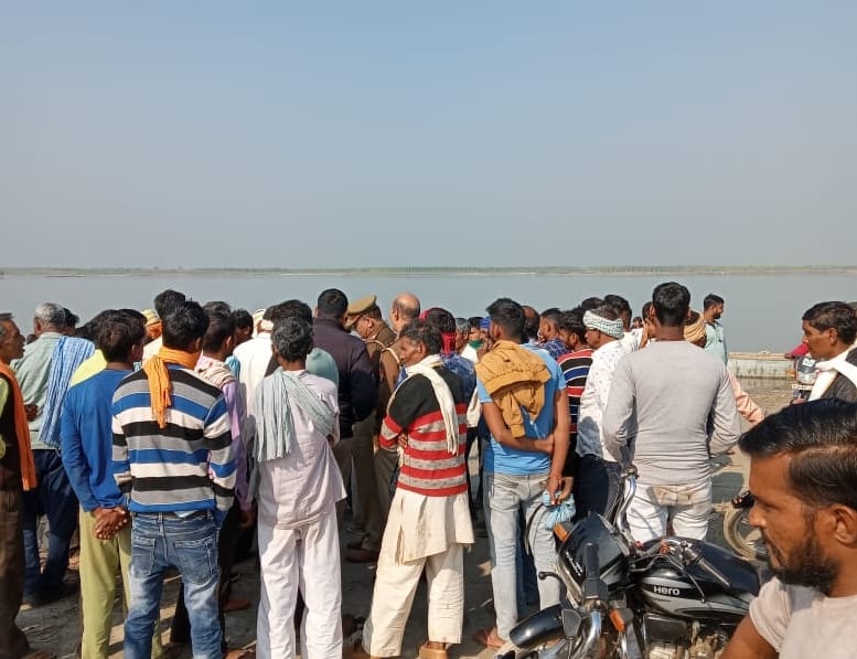 बिजनौर : मंडावर के गांव डेबलगढ़ के सामने नाव डूबने की घटना की बाद मौके जमा भीड़।