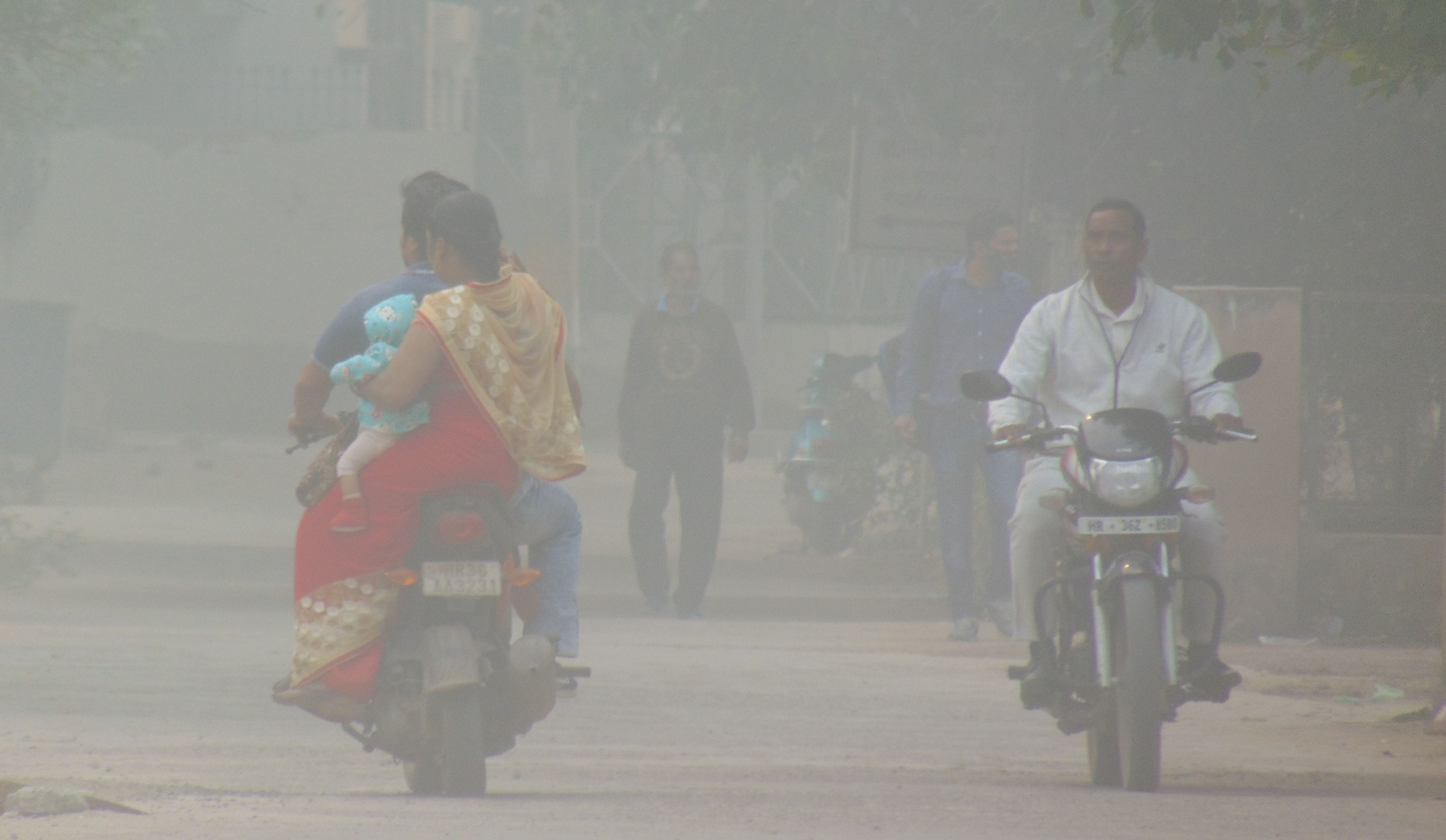 रेवाड़ी शहर में छाए स्मॉग के बीच गुजरते लोग। संवाद रेवाड़ी शहर में छाए स्मॉग के बीच गुजरते लोग। संवाद