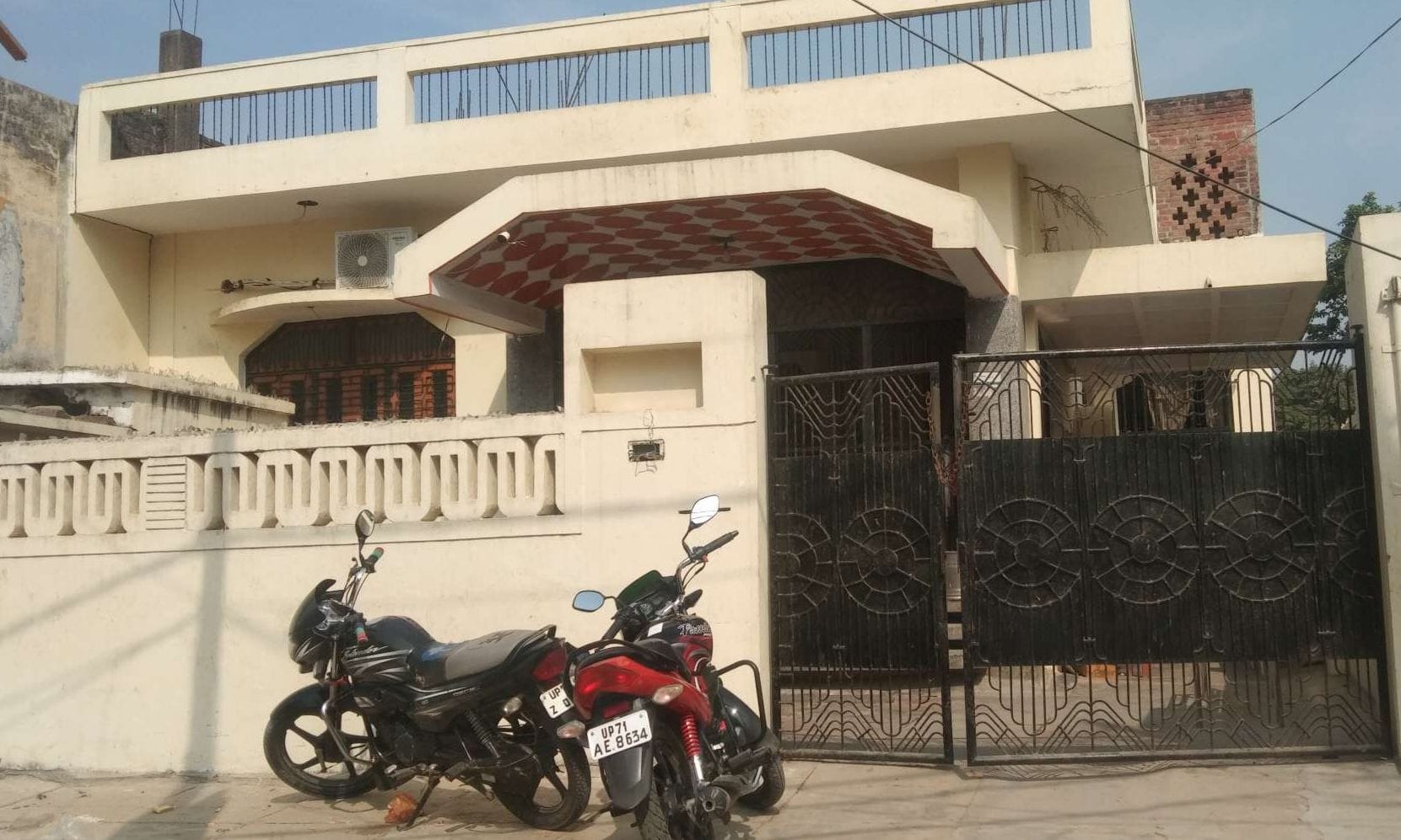 इसी इमारत में चलता है प्रतापगढ़ के जिला अस्पताल अधीक्षक का अवैध अस्पताल। संवाद