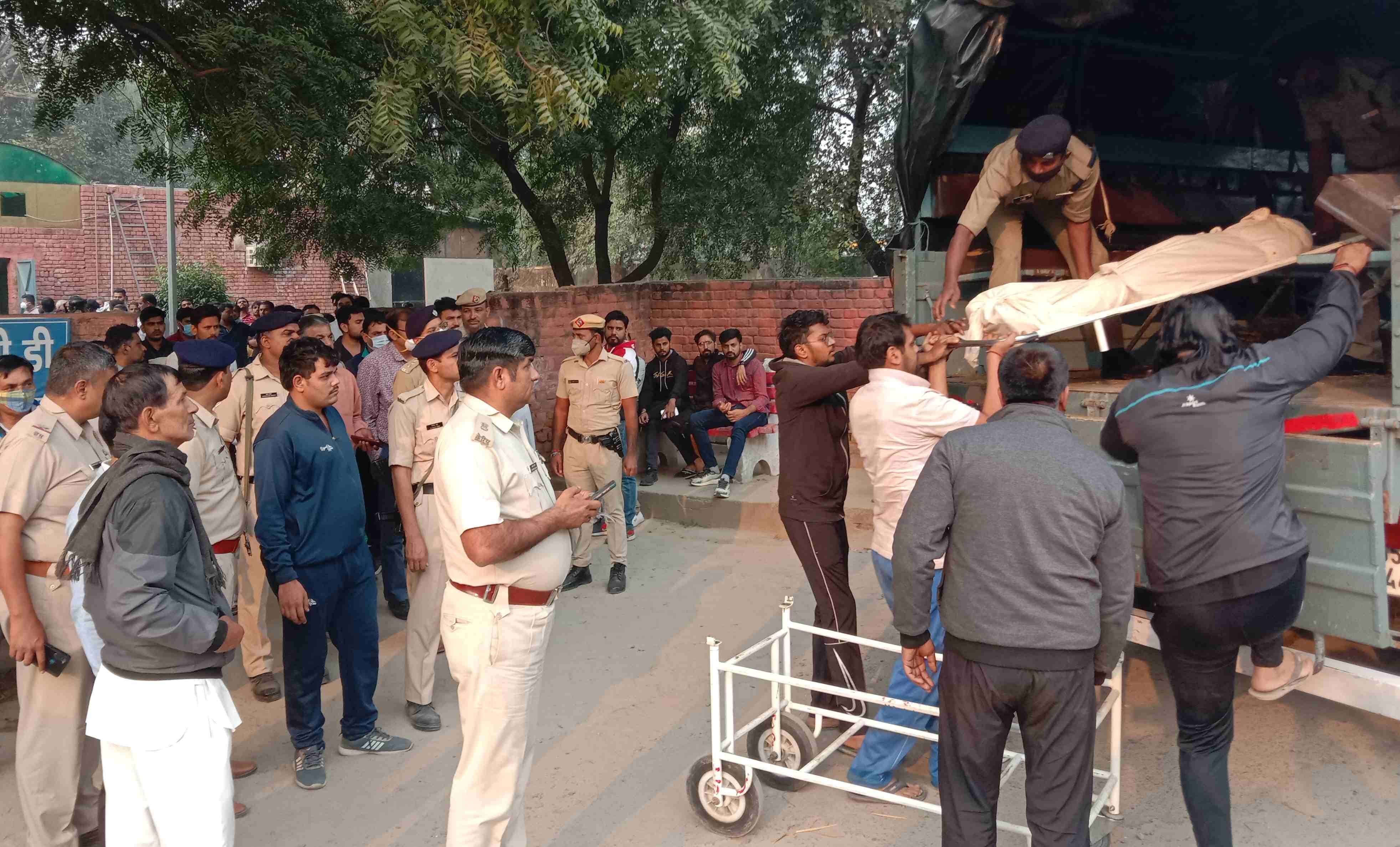  जिला अस्पताल में पोस्टमार्टम के बाद बहन-भाई के शवों को गाड़ी में रखते सीआरपीएफ के जवान व ग्रामीण?