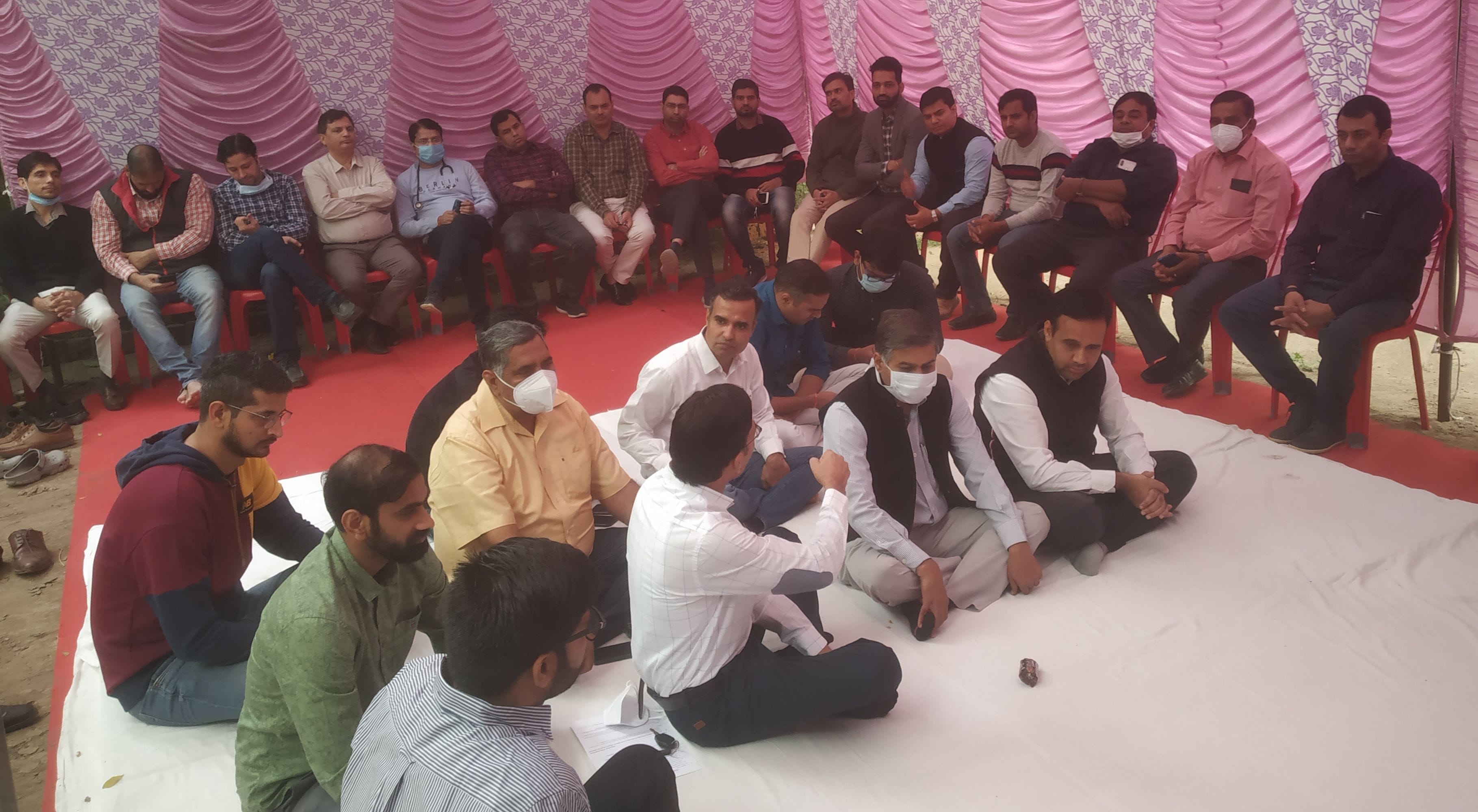 मांगों को लेकर नागरिक अस्पताल में धरने पर बैठे चिकित्सक। संवाद मांगों को लेकर नागरिक अस्पताल में धरने पर बैठे चिकित्सक। संवाद