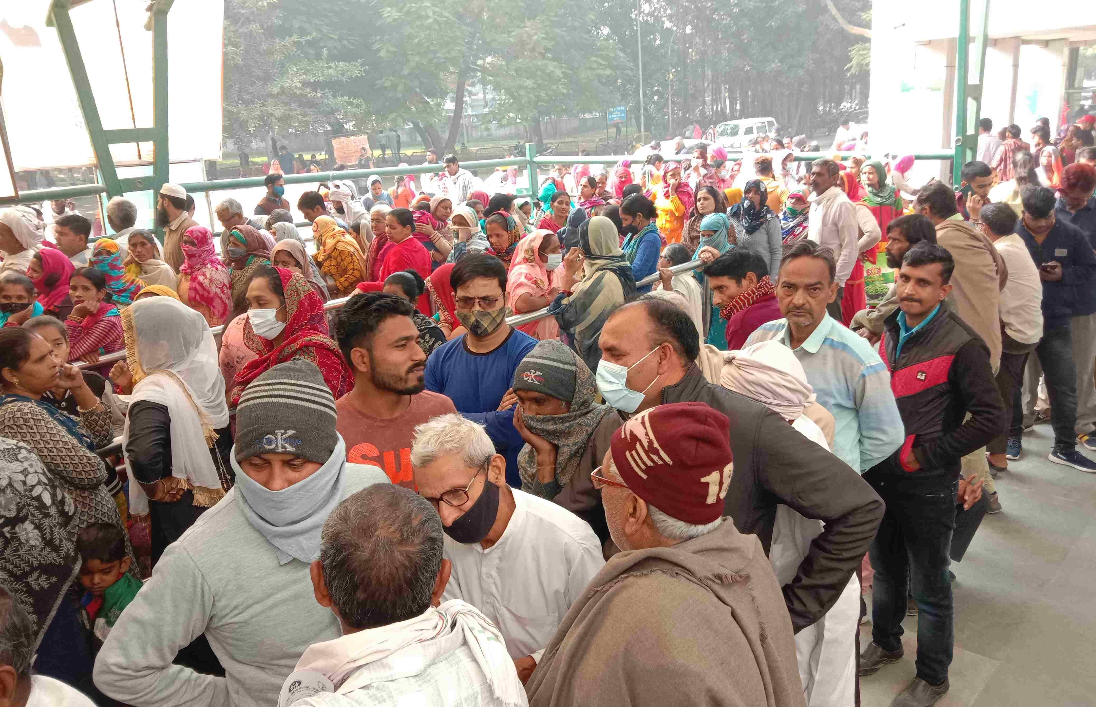 जिला अस्पताल में ओपीडी बंद होने के कारण पर्ची बनवाने के लिए काउंटर खुलने के इंतजार में खड़े मरीज। जिला अस्पताल में ओपीडी बंद होने के कारण पर्ची बनवाने के लिए काउंटर खुलने के इंतजार में खड़े मरीज।