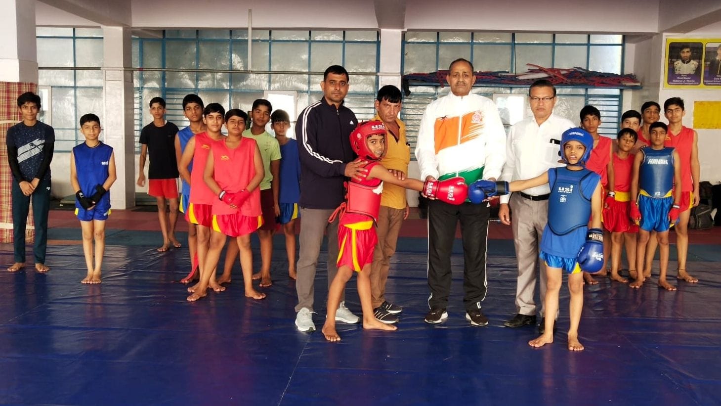 प्रताप स्पोर्ट्स स्कूल खरखौदा में खिलाड़ियों के हाथ मिलवाकर बाउट आरंभ करवाते हुए द्रोणाचार्य अ? प्रताप स्पोर्ट्स स्कूल खरखौदा में खिलाड़ियों के हाथ मिलवाकर बाउट आरंभ करवाते हुए द्रोणाचार्य अ?