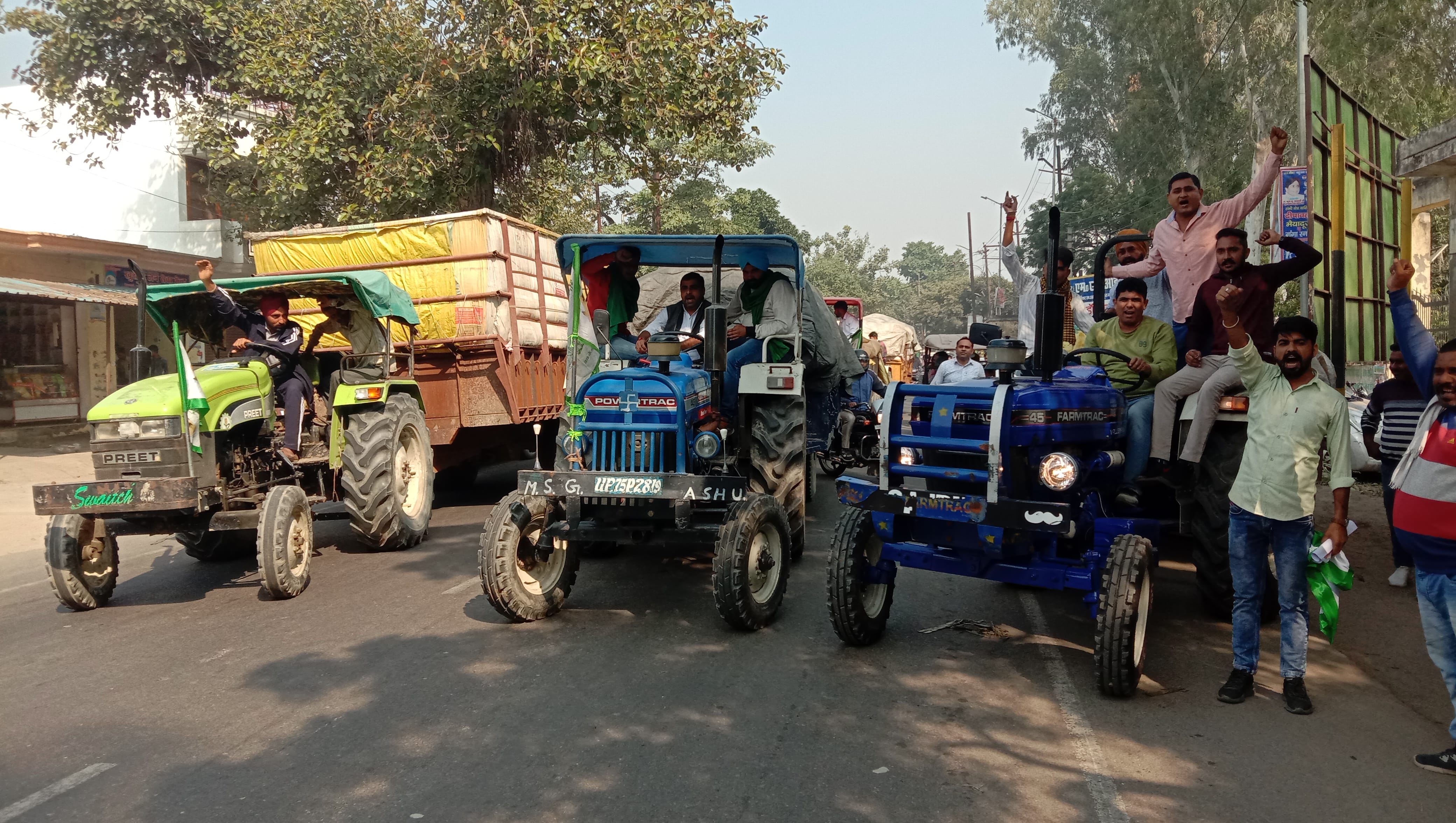 धनौरा में भाकियू कार्यकर्ता तहसील में धान से भरी ट्राली ले जाते हुए। एसडीएम कार्यालय के बाहर धरन?