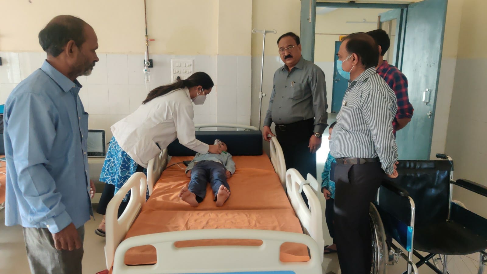 जिला चिकित्सालय में मॉकड्रिल करते डॉक्टर। जिला चिकित्सालय में मॉकड्रिल करते डॉक्टर।