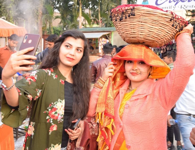 रुद्रपुर छठ पूजा घाट पर सेल्फी लेतीं महिलाएं।