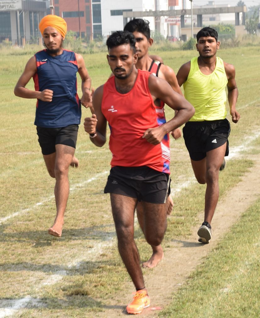 Pemain mengambil bagian dalam kompetisi lari di Stadion Rudrapur. Pemain mengambil bagian dalam kompetisi lari di Stadion Rudrapur.