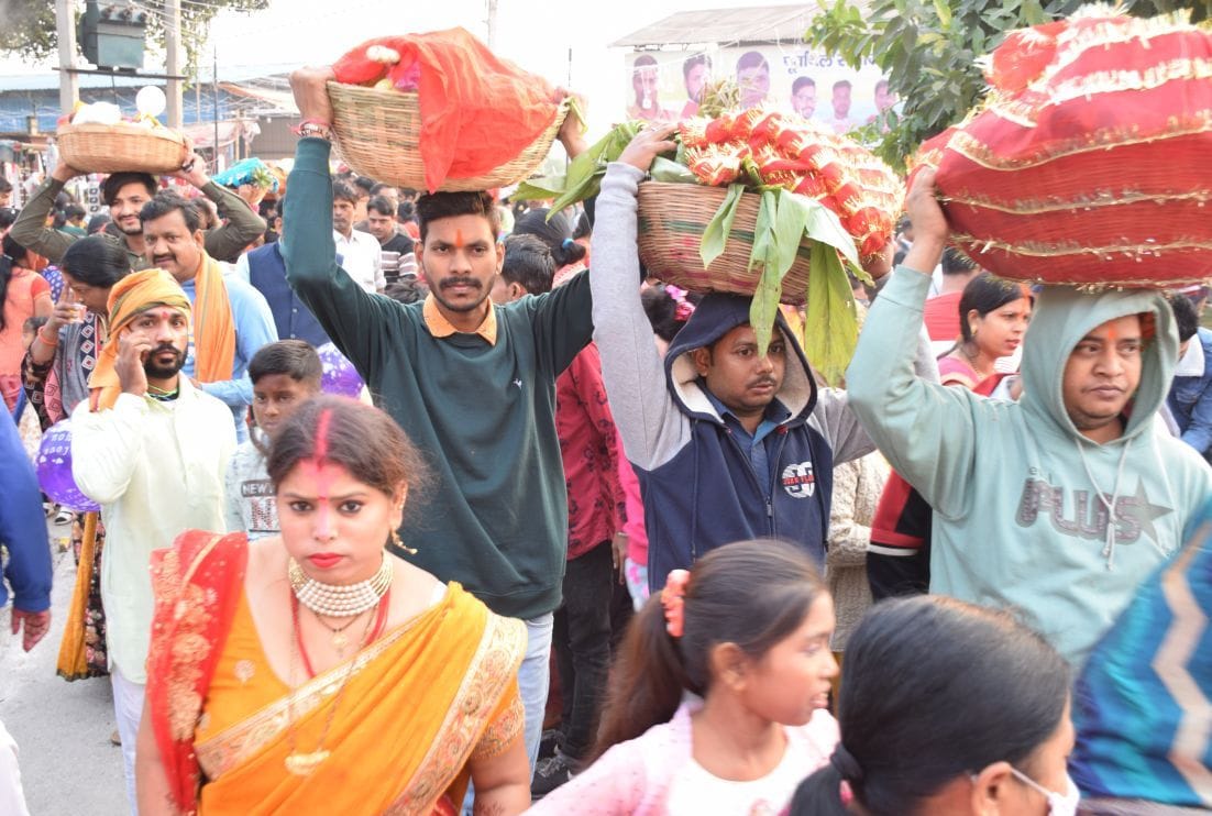 रुद्रपुर में टोकरी में पूजन सामग्री लेकर छठ पूजा घाट पर पहुंचते लोग।