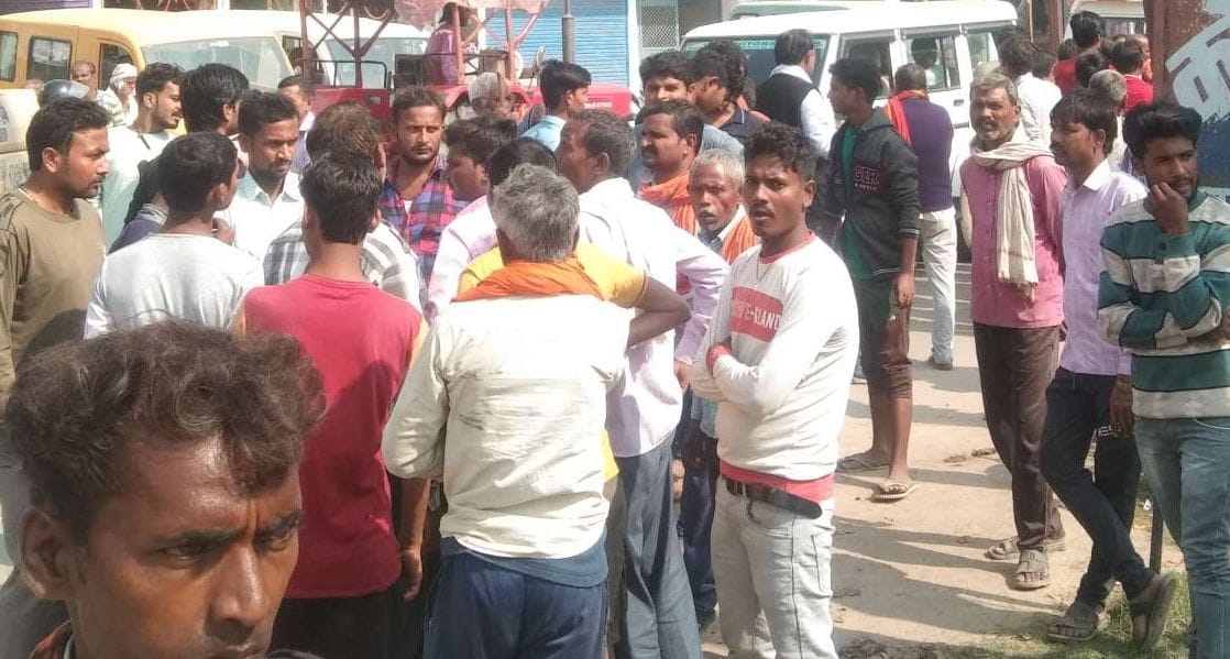 कोतवाली गेट पर लगी भीड़। संवाद