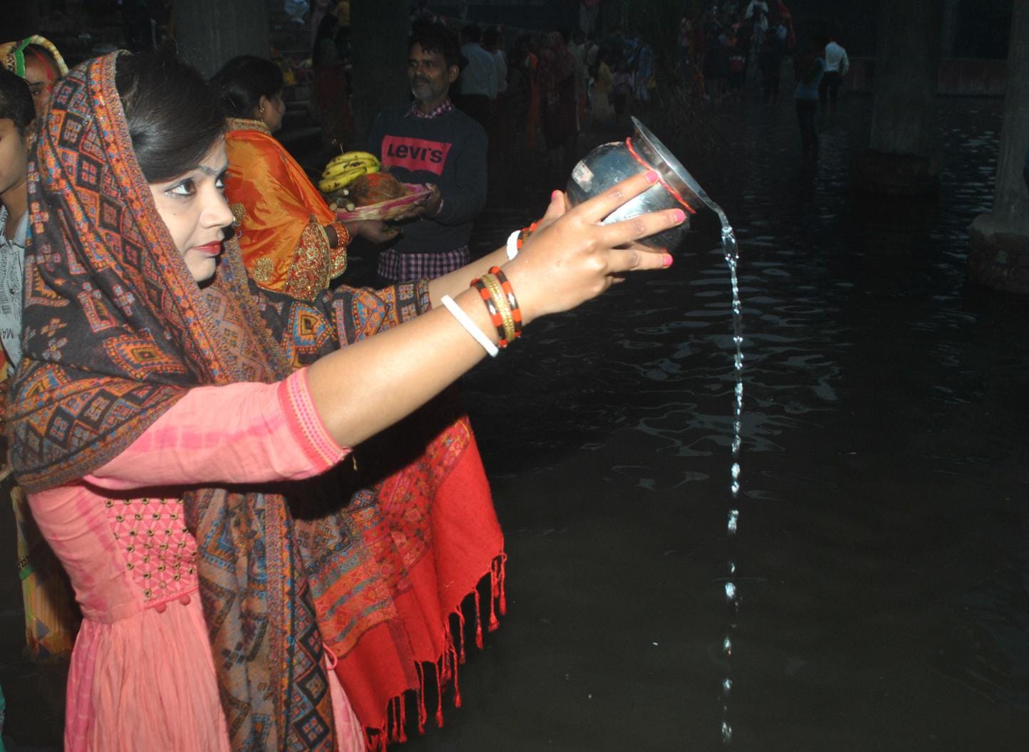शामली में हनुमान धाम पर छठ पूजा के दौरान उगते सूर्य को अर्ध्य देती महिला।
