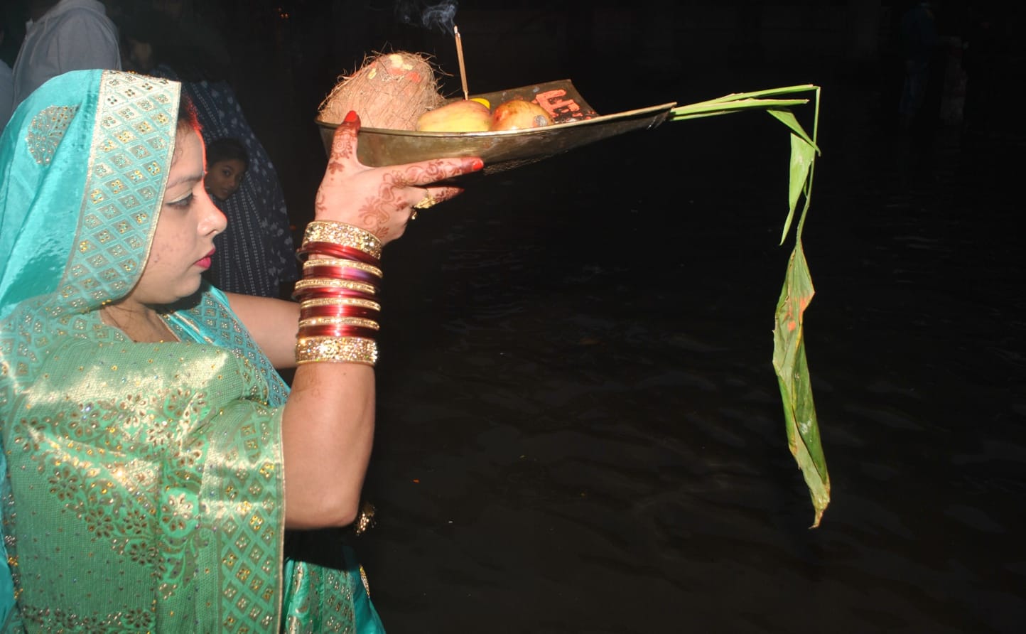 शामली में हनुमान धाम पर छठ पूजा के दौरान उगते सूर्य भगवान की उपासना करती महिला।