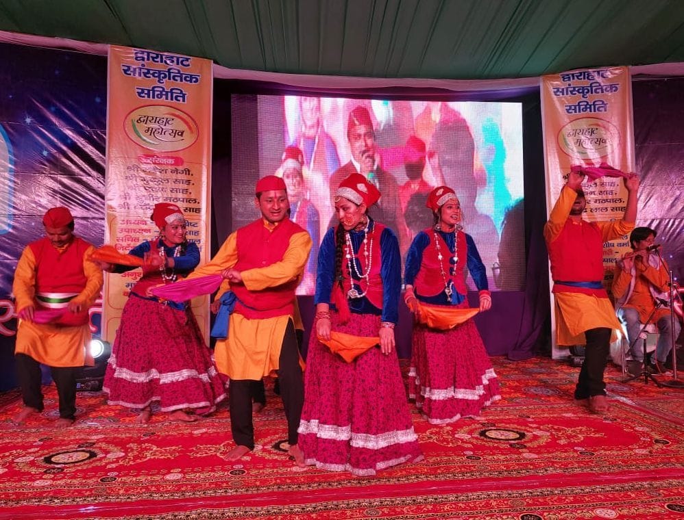 द्वाराहाट महोत्सव में कार्यक्रम पेश करते कलाकार। संवाद