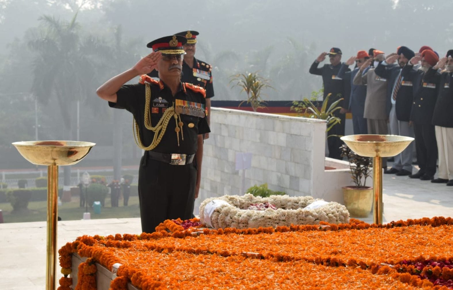 फतेहगढ़ स्थित सिखलाइट रेजिमेंट सेंटर में शहिद स्थल पर सलामी देते थल सेना अध्यक्ष मनोज मुकुंद नर?