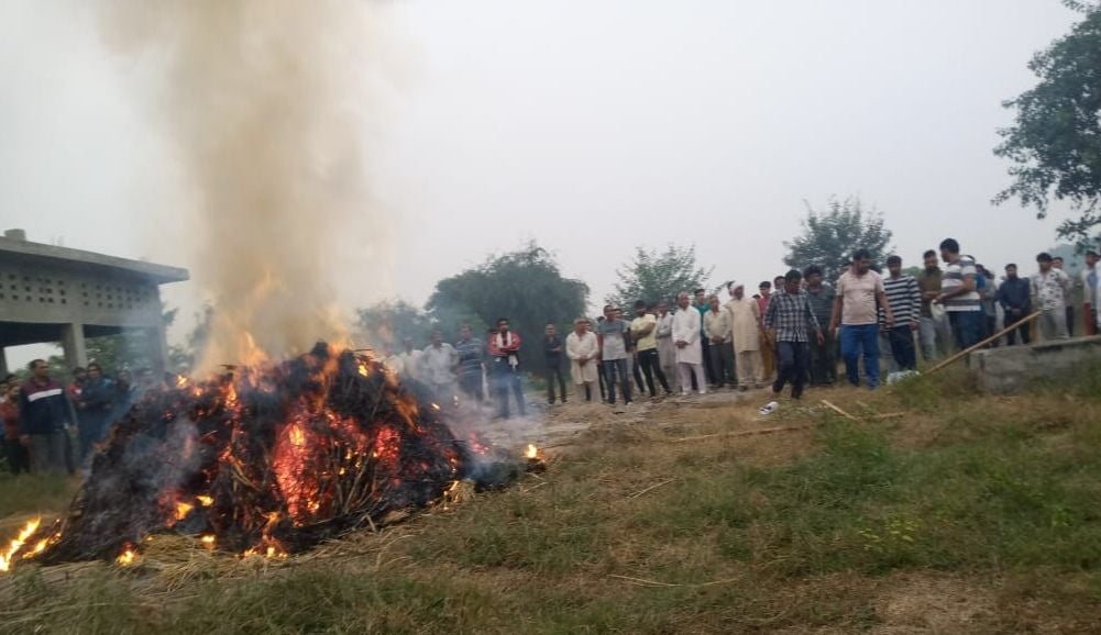  गांव हलालपुर के शमशान भूमि में एक ही चिता में जलाए गए भाई-बहन के शव। संवाद