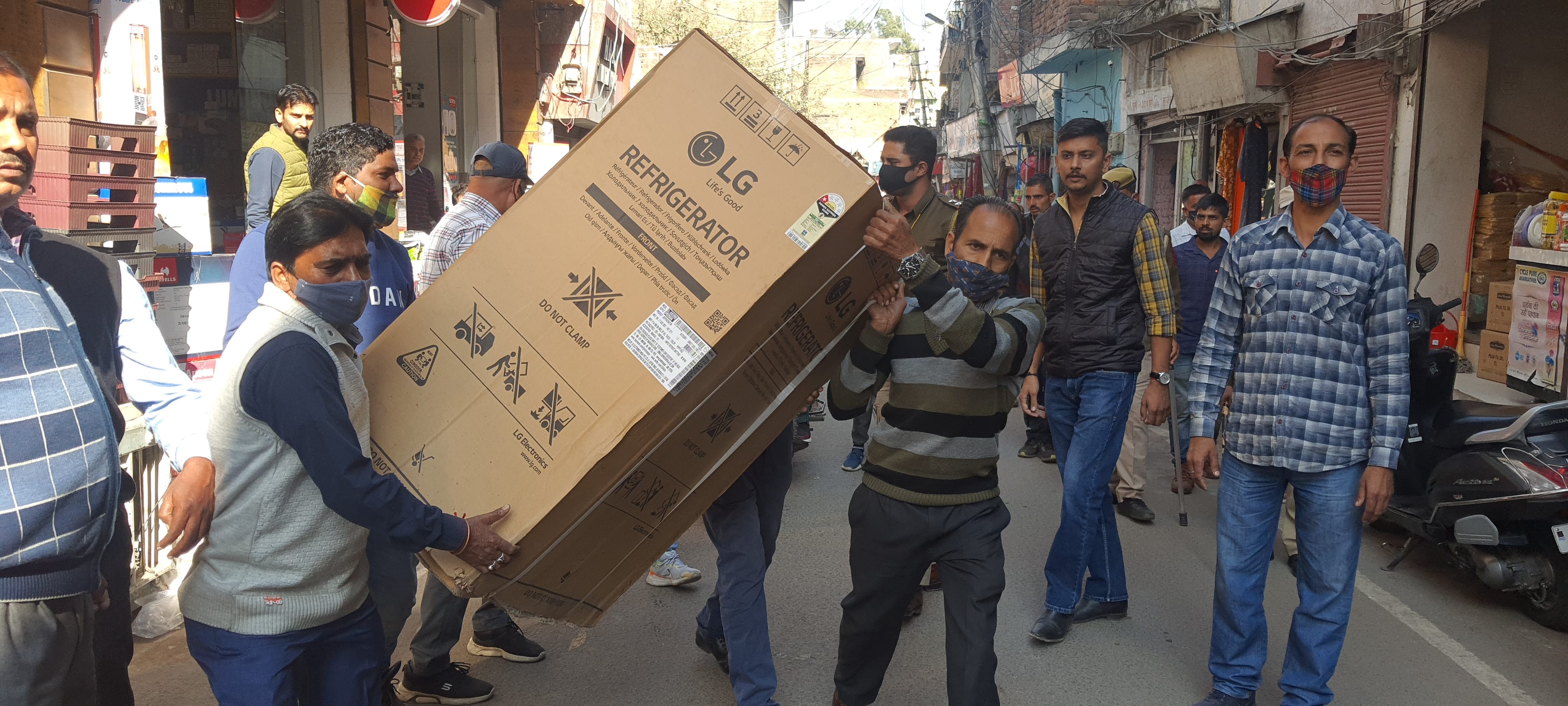 उधमपुर में अतिक्रमण विरोधी कारवाई के दौरान दुकानों के बाहर रखे सामान को उठाकर ले जाते नप के कर्मच
